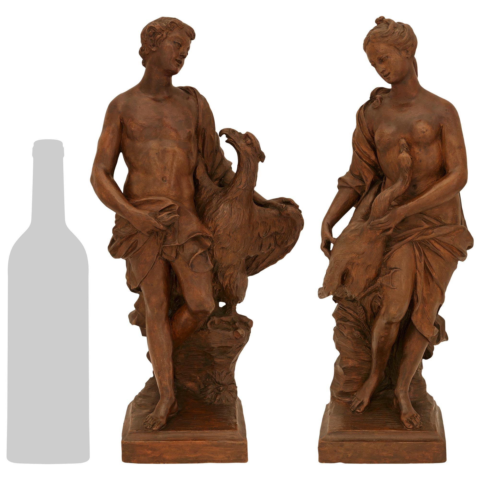 Un'affascinante e decorativa coppia di statue neoclassiche fiamminghe della fine del XVII secolo. Terracotta di Leda e Ganimede. Ogni statua è sollevata su una base quadrata in terracotta con bordi screziati sotto una formazione rocciosa che