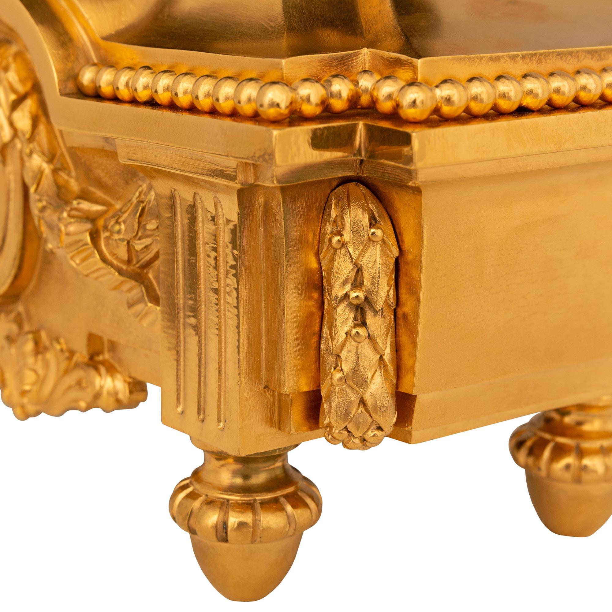 Trueing Pair Of French 19th c. Chenets Louis XVI en bronze doré et patiné en vente 1
