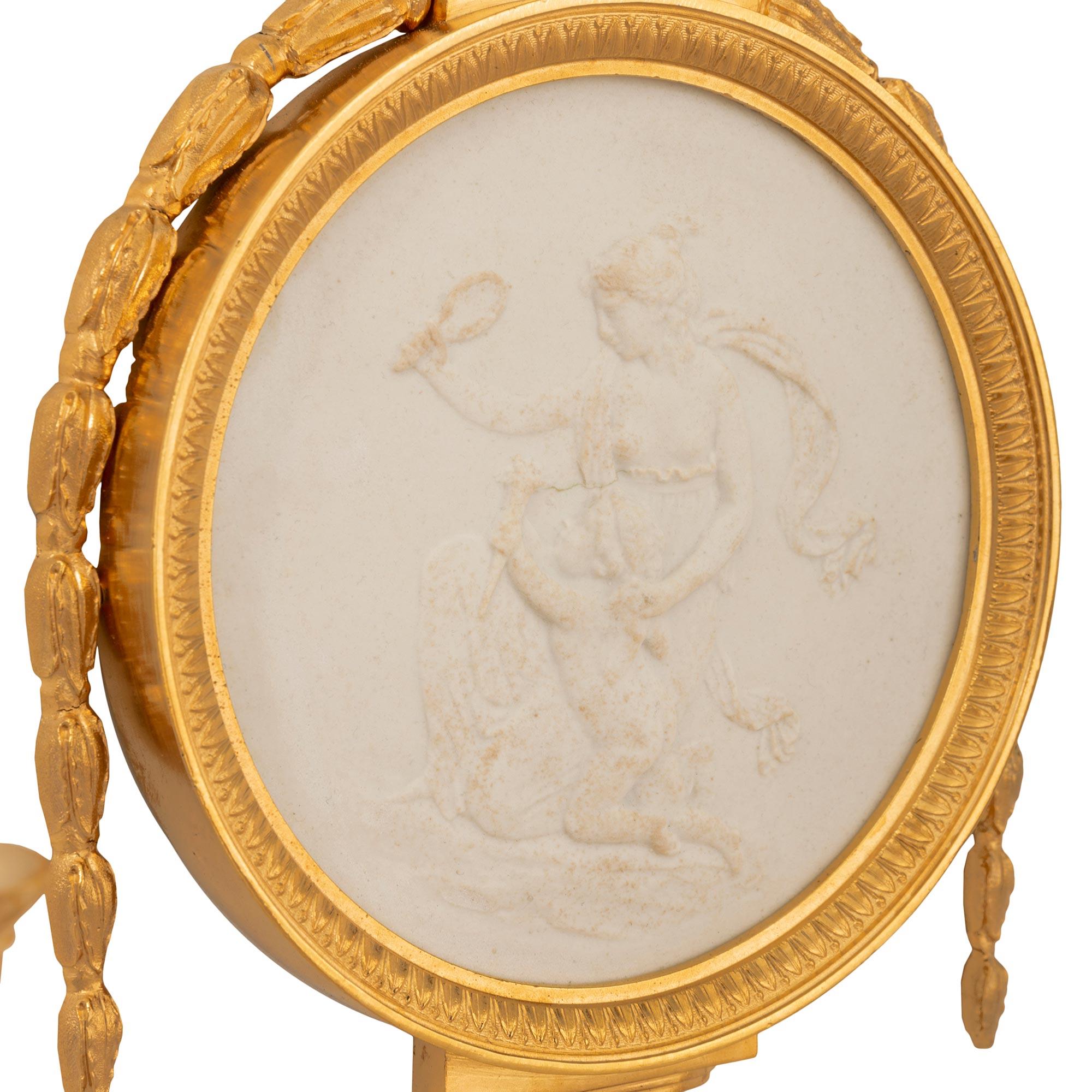 True Pair of French 19. Neoklassische St. Biscuit De Sèvres Porzellan-Wandleuchter (19. Jahrhundert) im Angebot