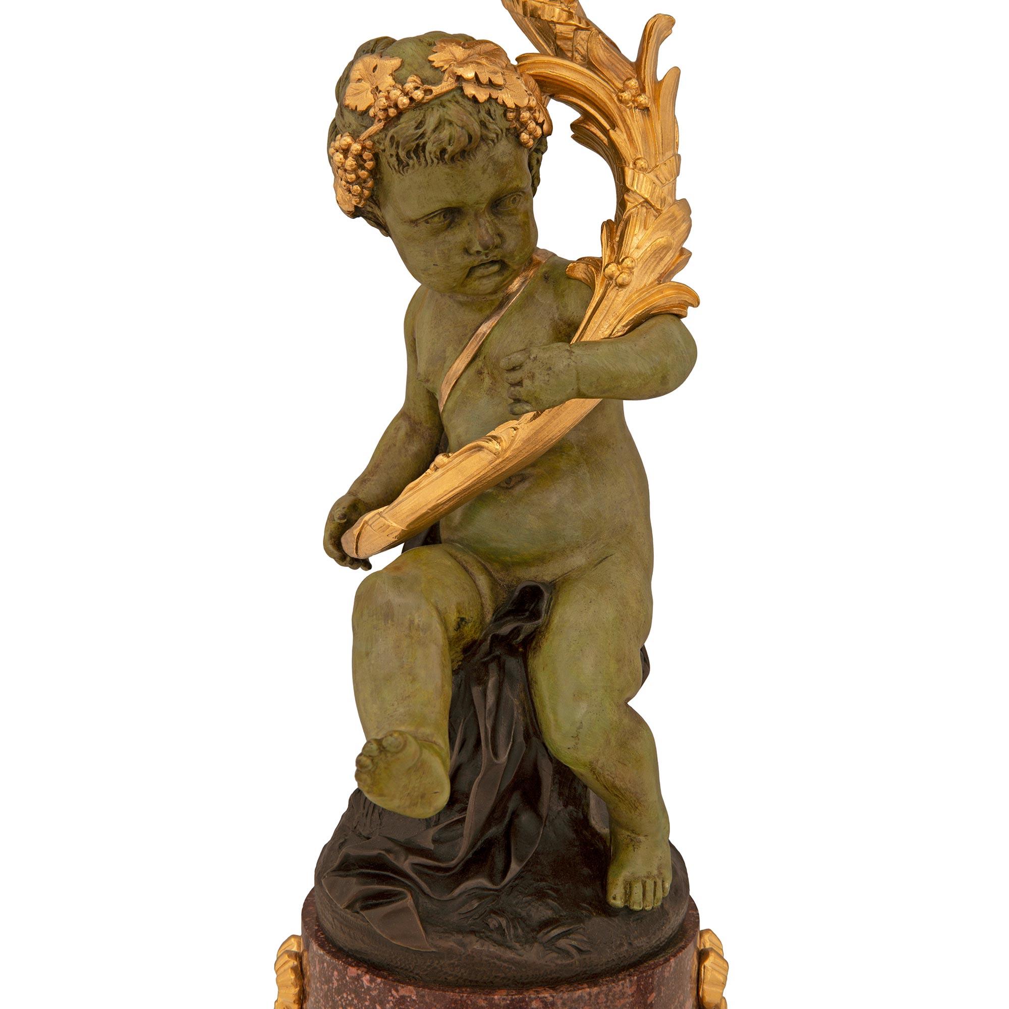Ein atemberaubendes und sehr hochwertiges Paar französischer Kandelaber aus der Belle Époque des 19. Jahrhunderts aus patinierter Bronze, Grünspan, Ormolu und Porphyr. Jede sechsarmige Leuchte steht auf einem quadratischen Porphyrsockel mit einem