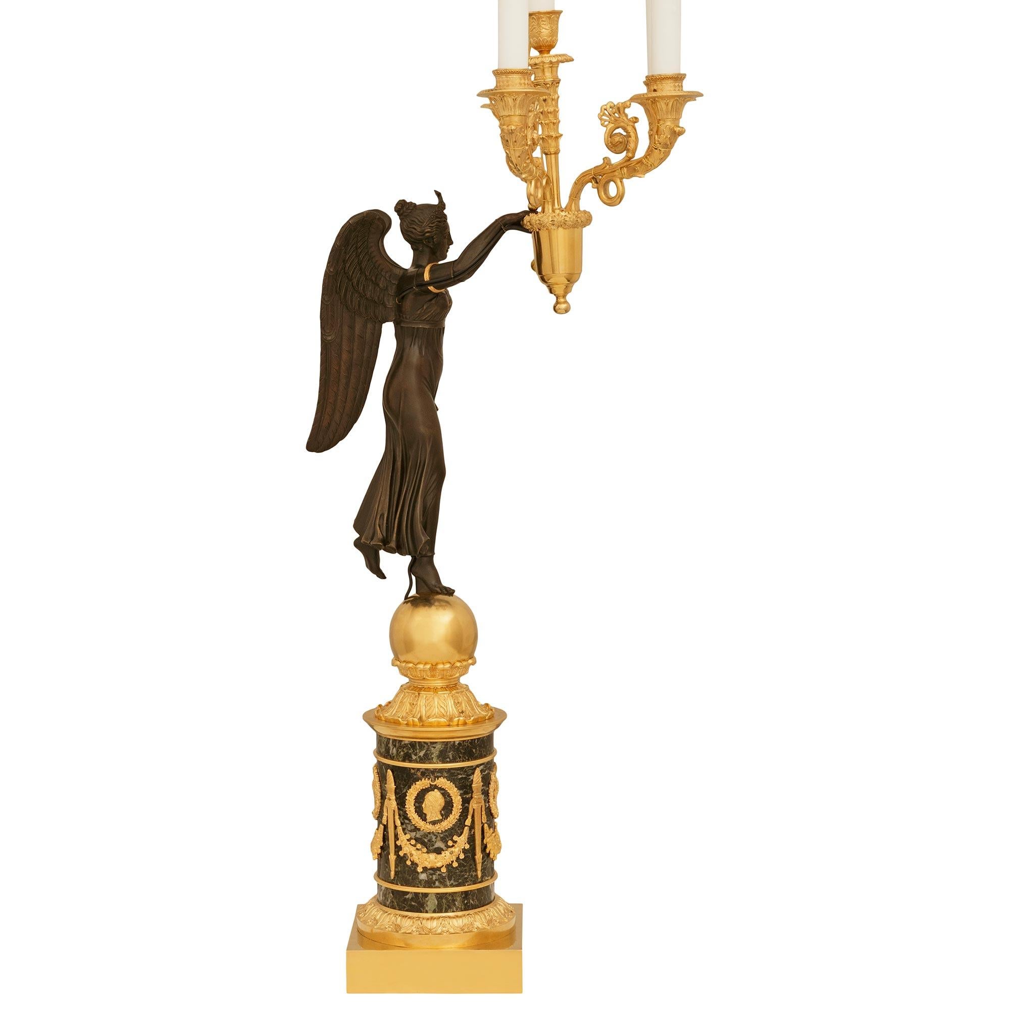 Paar wahre französische Kandelaberlampen aus Bronze, Goldbronze und Marmor aus dem 19. Jahrhundert (Französisch) im Angebot