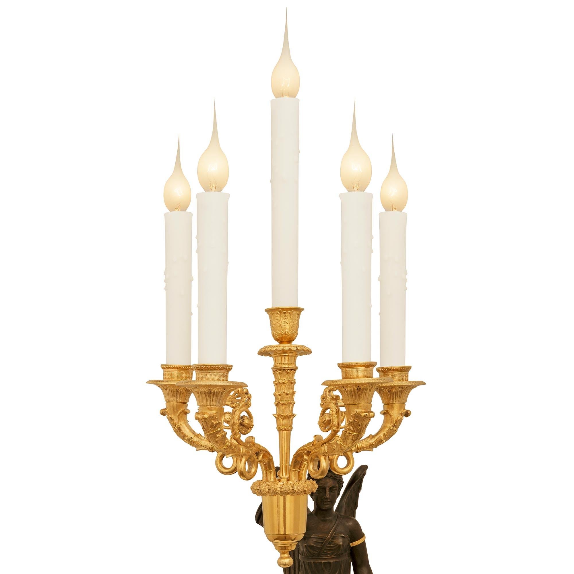 Paar wahre französische Kandelaberlampen aus Bronze, Goldbronze und Marmor aus dem 19. Jahrhundert im Zustand „Gut“ im Angebot in West Palm Beach, FL
