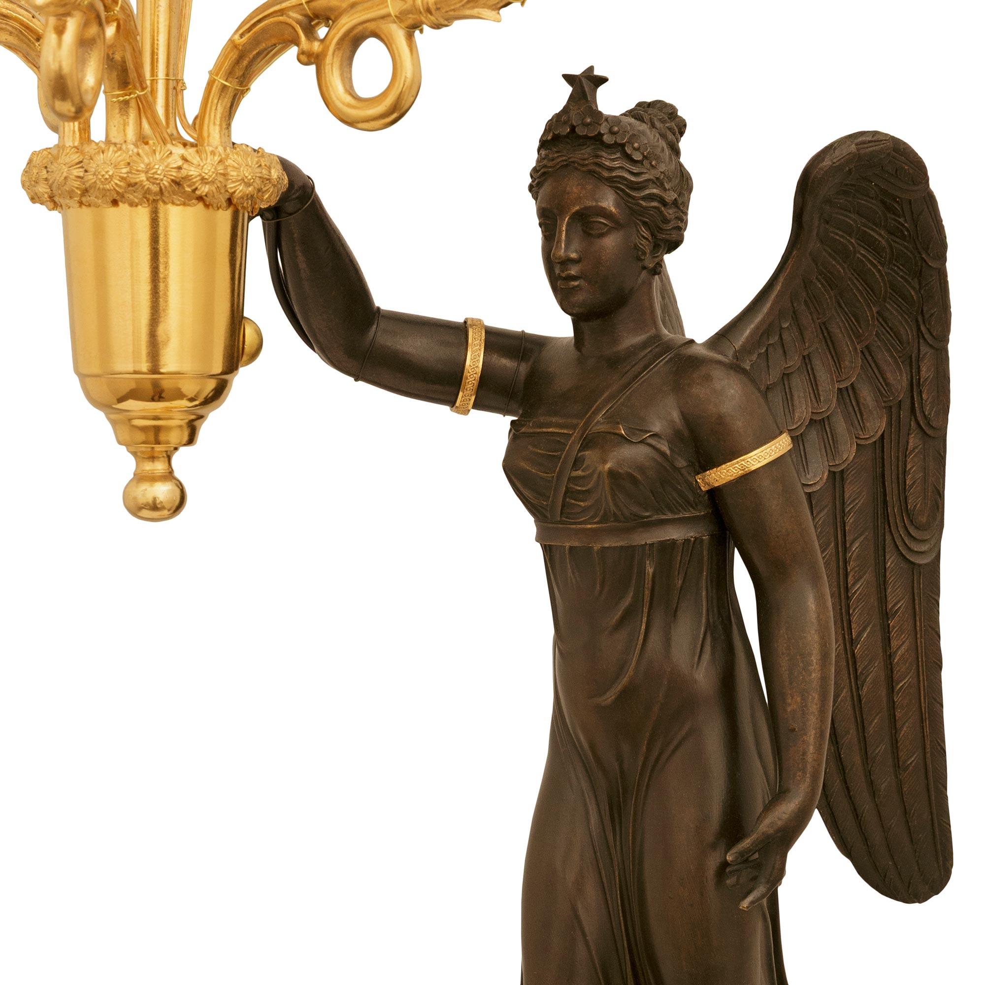 Paar wahre französische Kandelaberlampen aus Bronze, Goldbronze und Marmor aus dem 19. Jahrhundert im Angebot 1