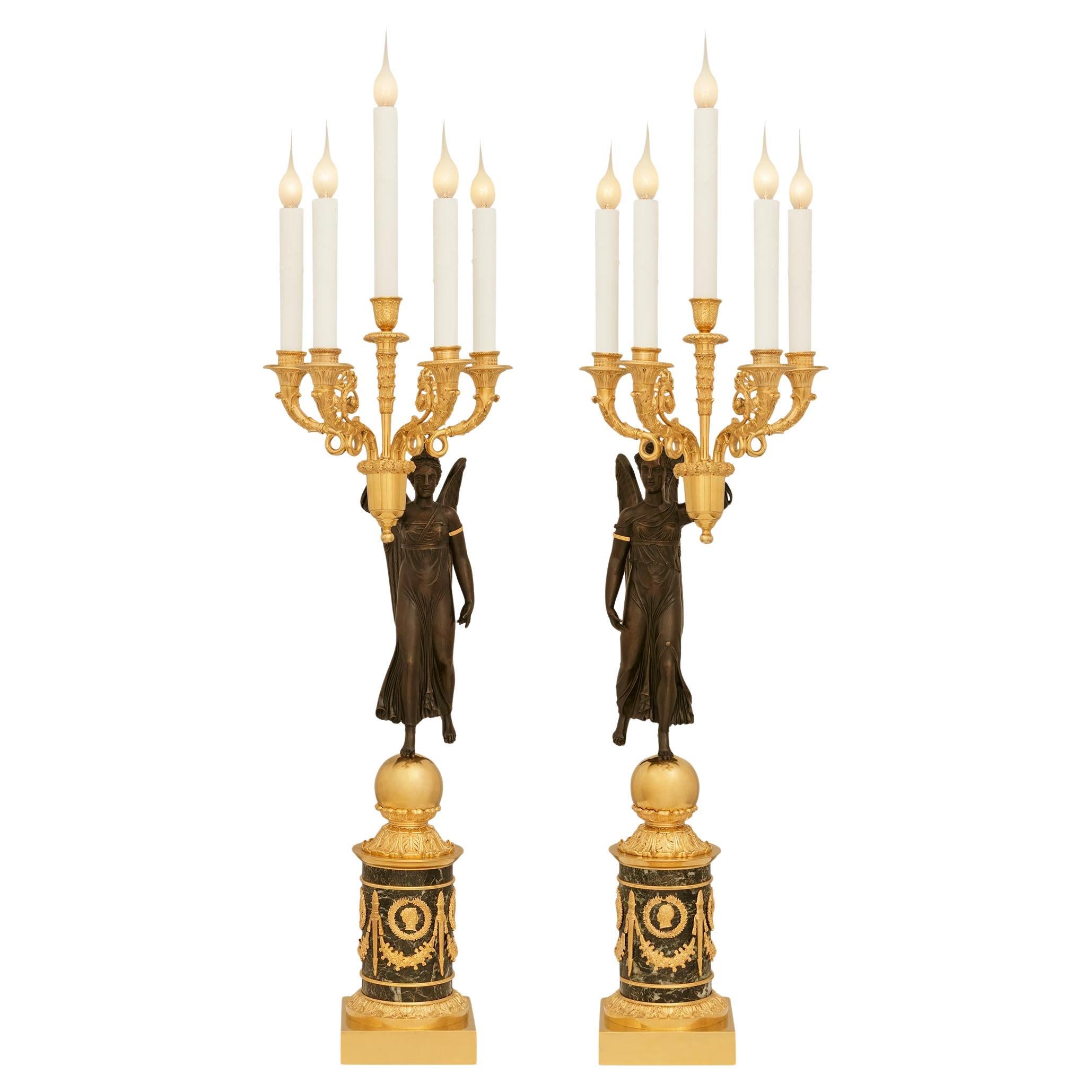vera coppia di lampade a candelabro francesi del XIX secolo in bronzo, ormolu e marmo