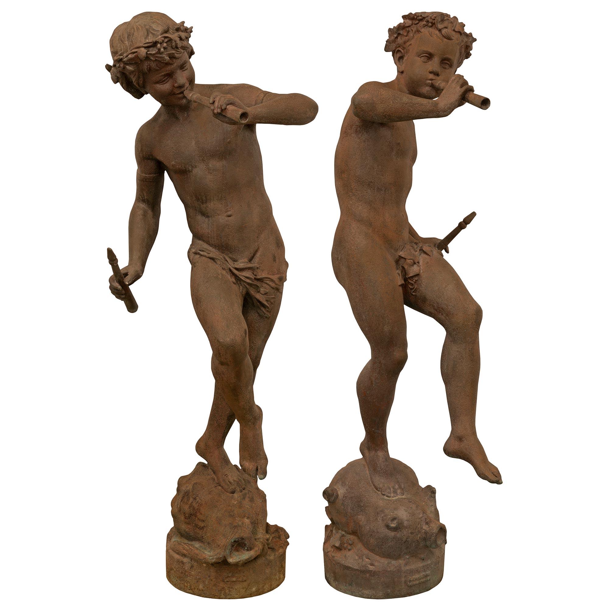 Français Paire de véritables statues françaises en fonte du 19ème siècle représentant deux jeunes garçons en vente