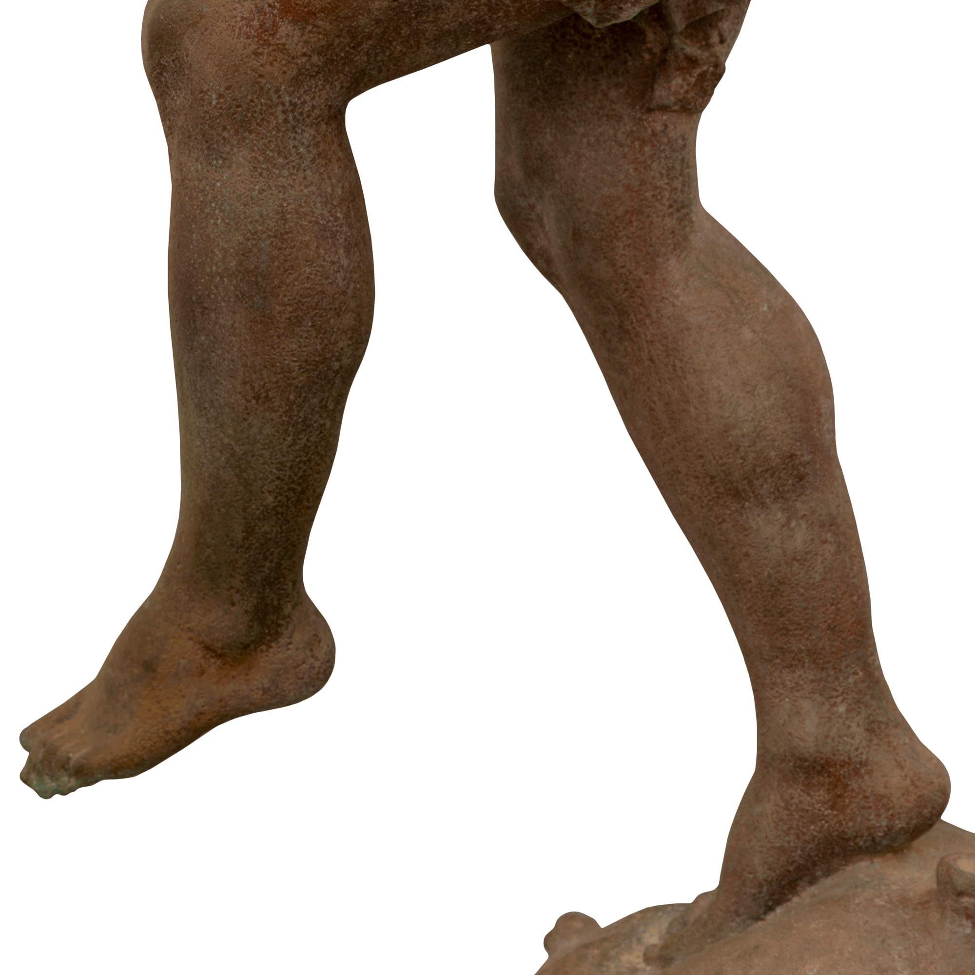 Ferro Coppia di statue in ghisa francesi del XIX secolo raffiguranti due giovani ragazzi in vendita