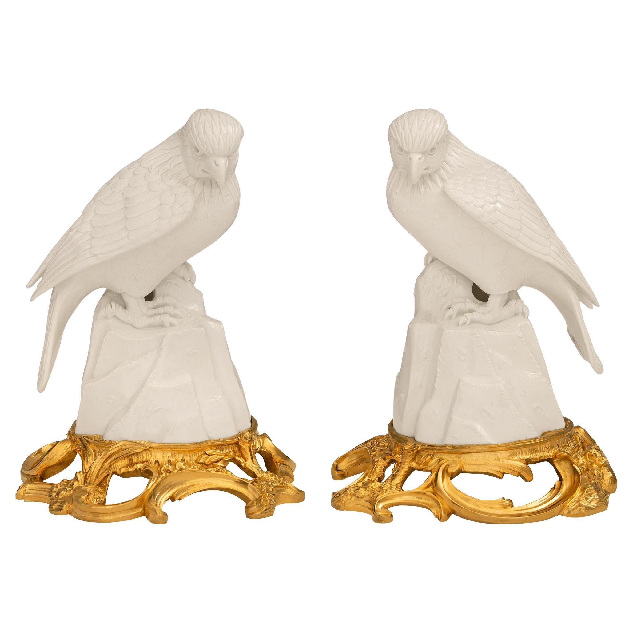 Paire de fauves françaises du 19ème siècle, de style Louis XV, en bronze doré et porcelaine