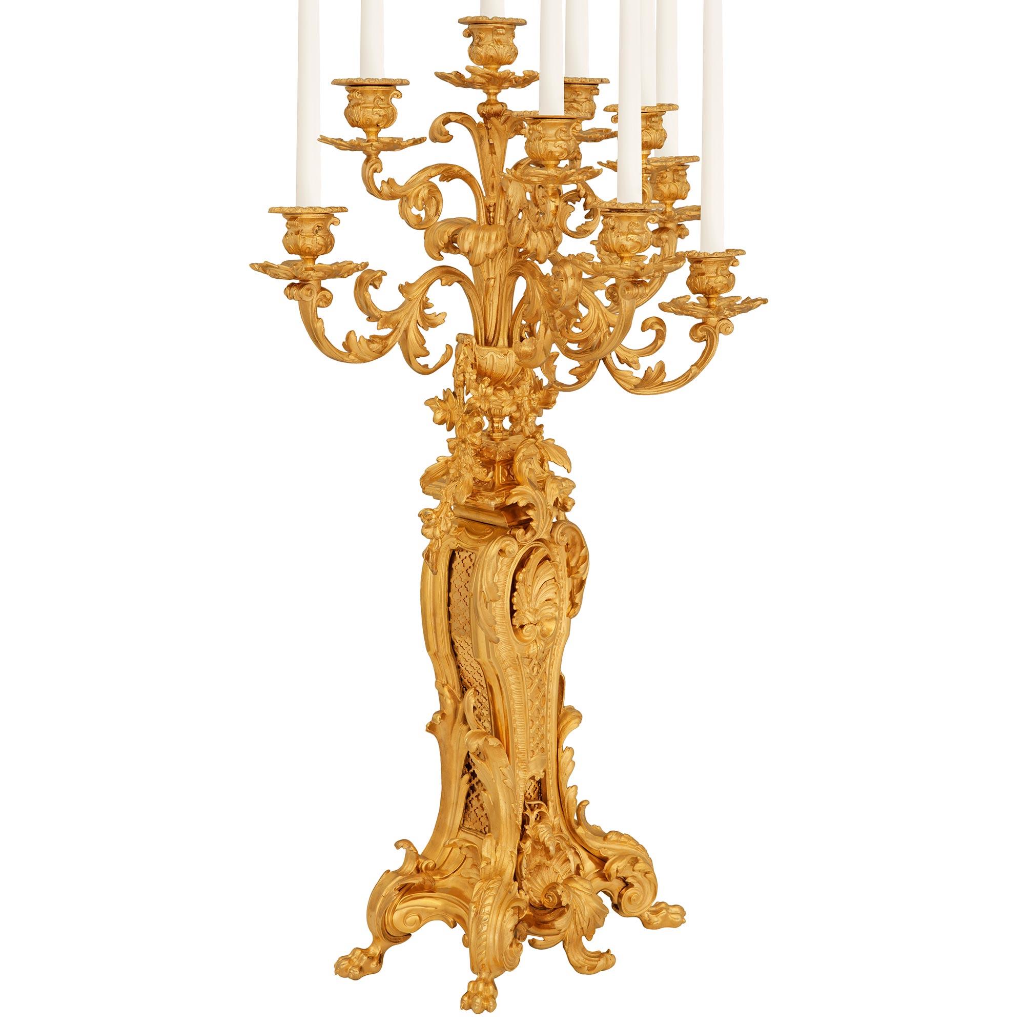 Luigi XVI vera coppia di candelabri francesi del XIX secolo in stile Luigi XV in Ormolu in vendita