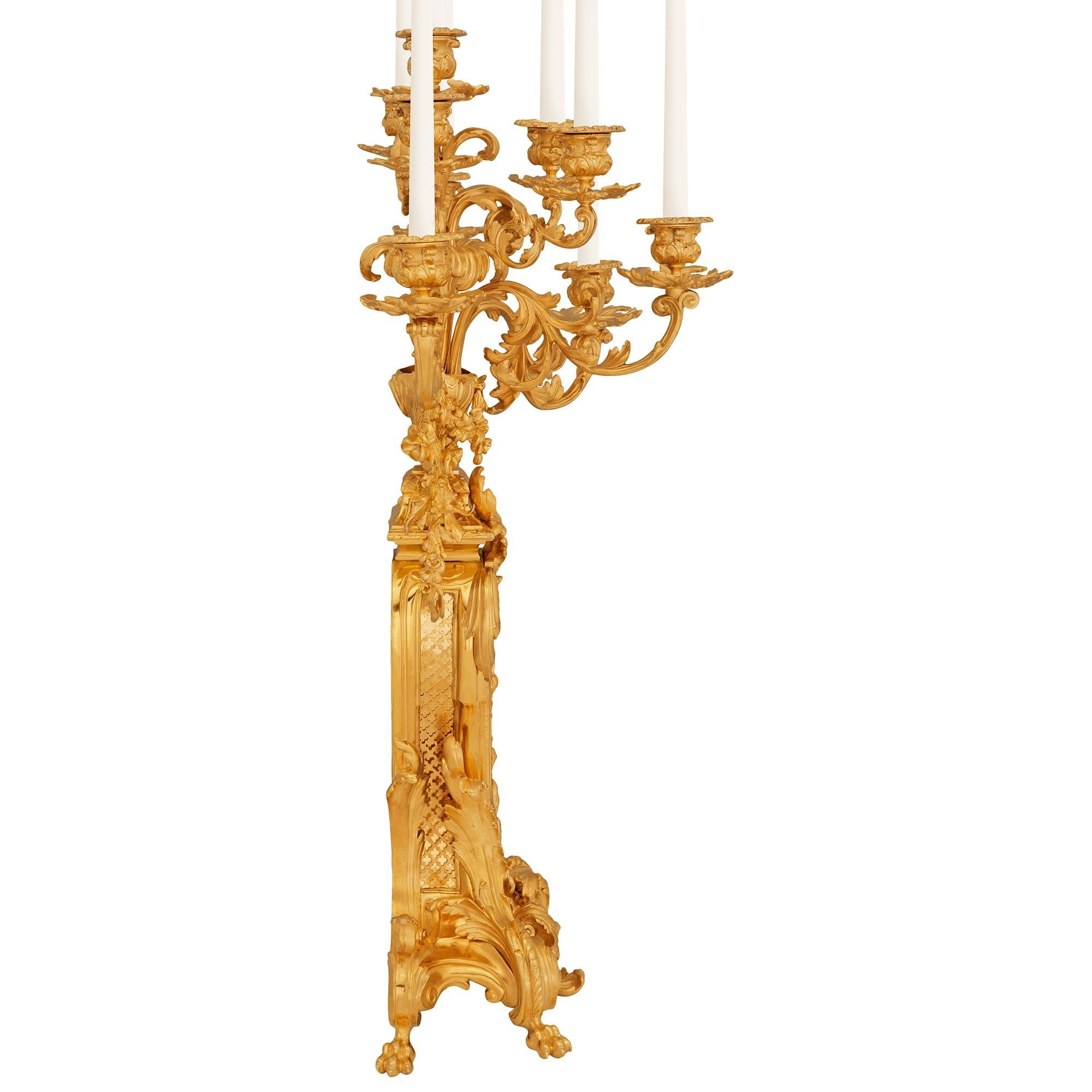 Francese vera coppia di candelabri francesi del XIX secolo in stile Luigi XV in Ormolu in vendita