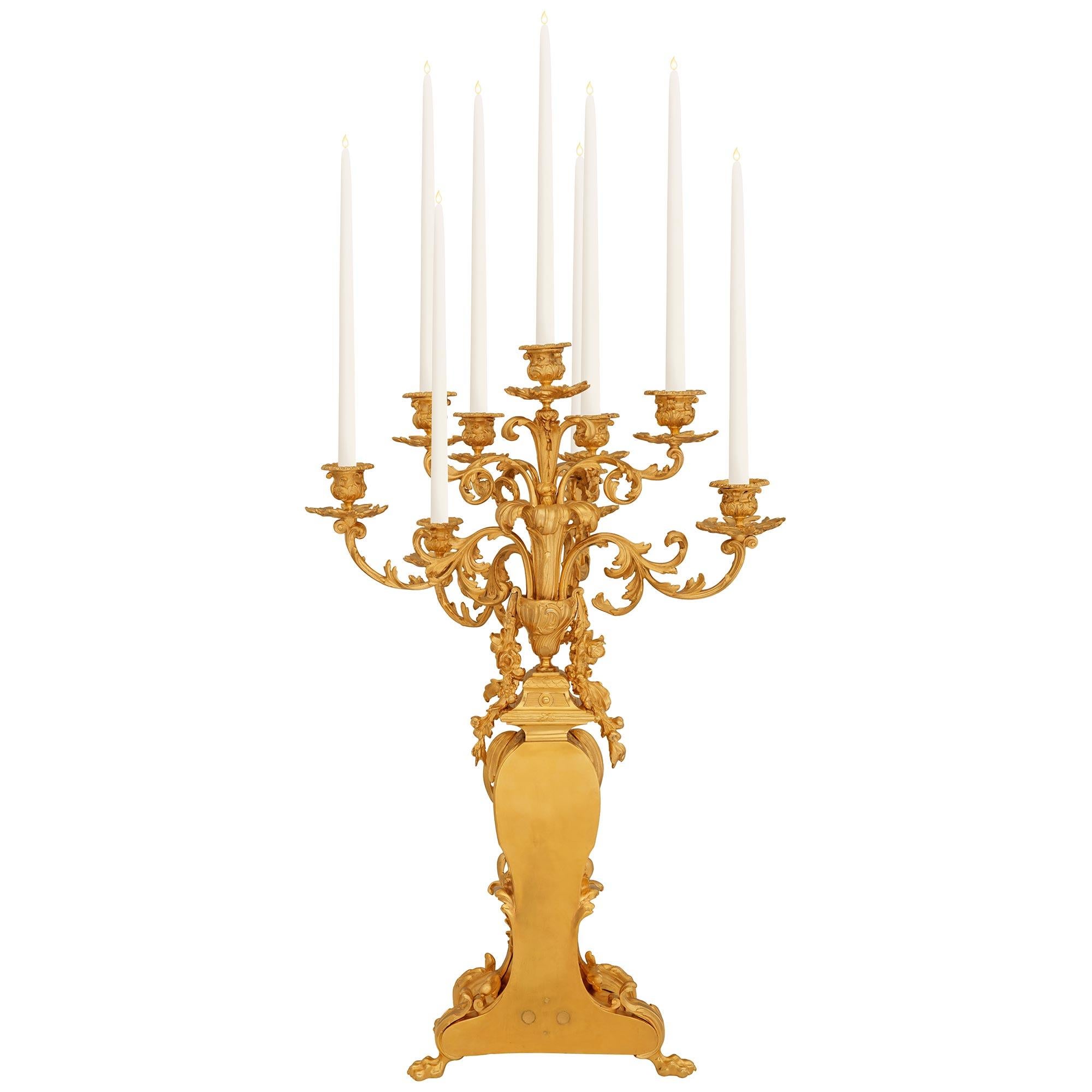 vera coppia di candelabri francesi del XIX secolo in stile Luigi XV in Ormolu In condizioni buone in vendita a West Palm Beach, FL