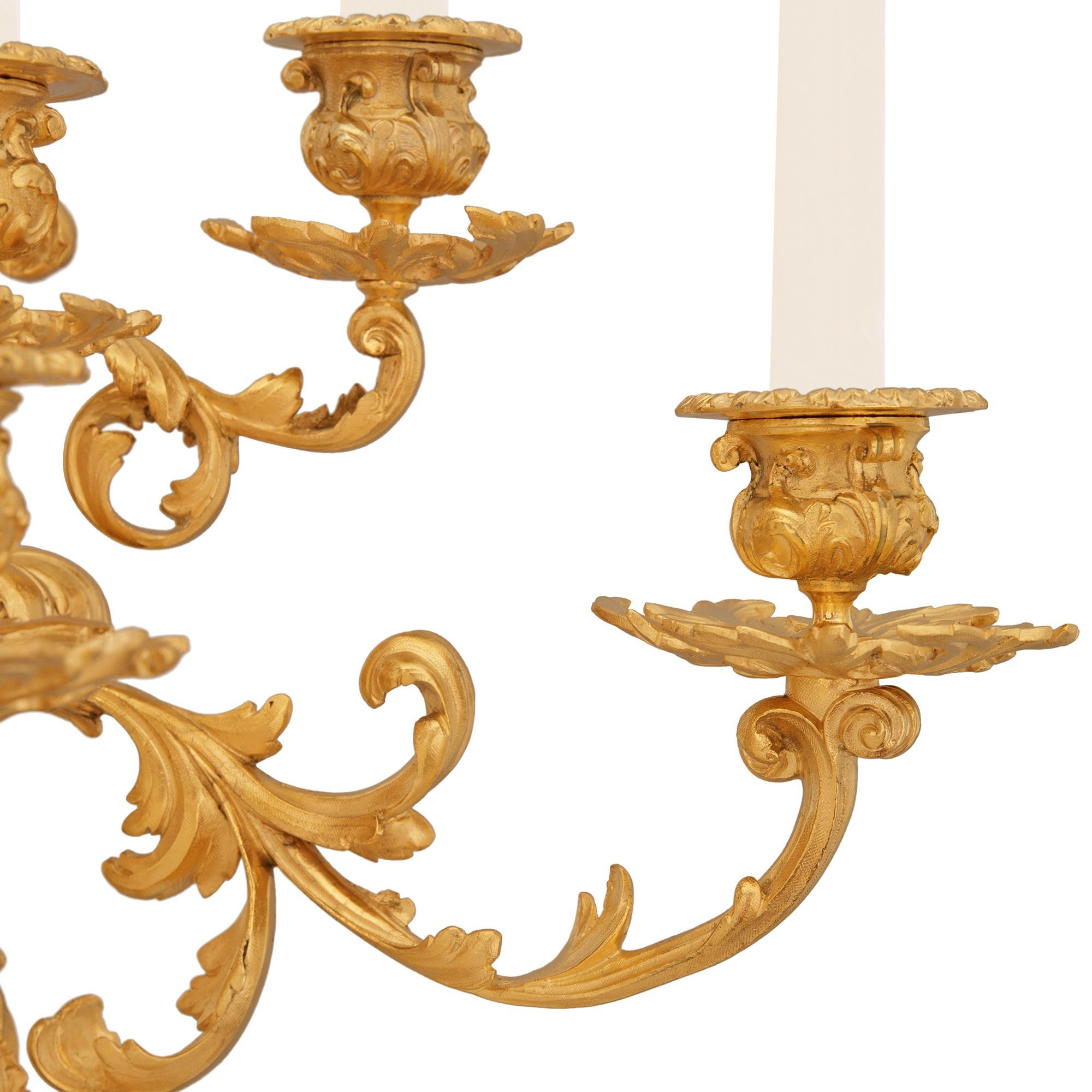 Similoro vera coppia di candelabri francesi del XIX secolo in stile Luigi XV in Ormolu in vendita