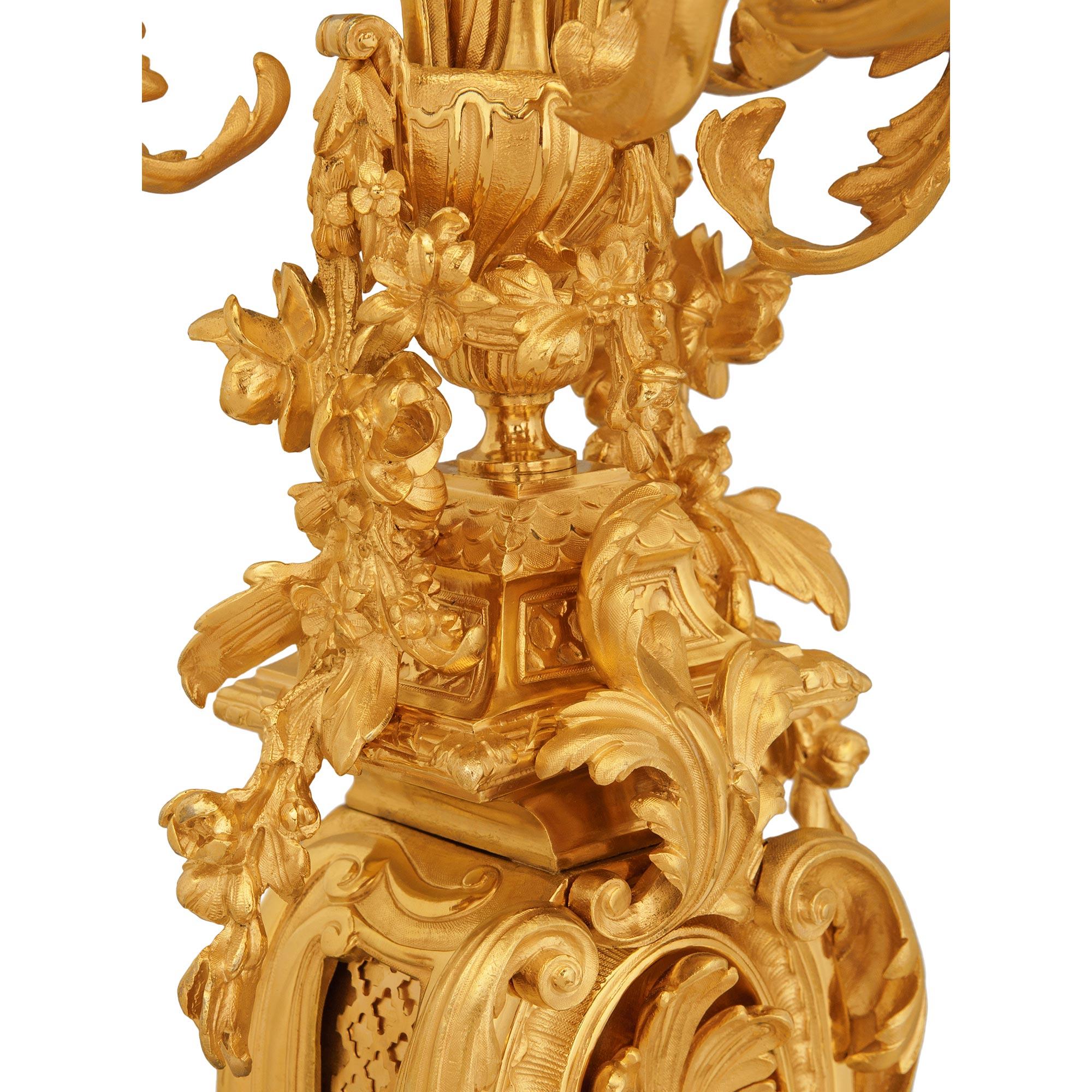 vera coppia di candelabri francesi del XIX secolo in stile Luigi XV in Ormolu in vendita 1
