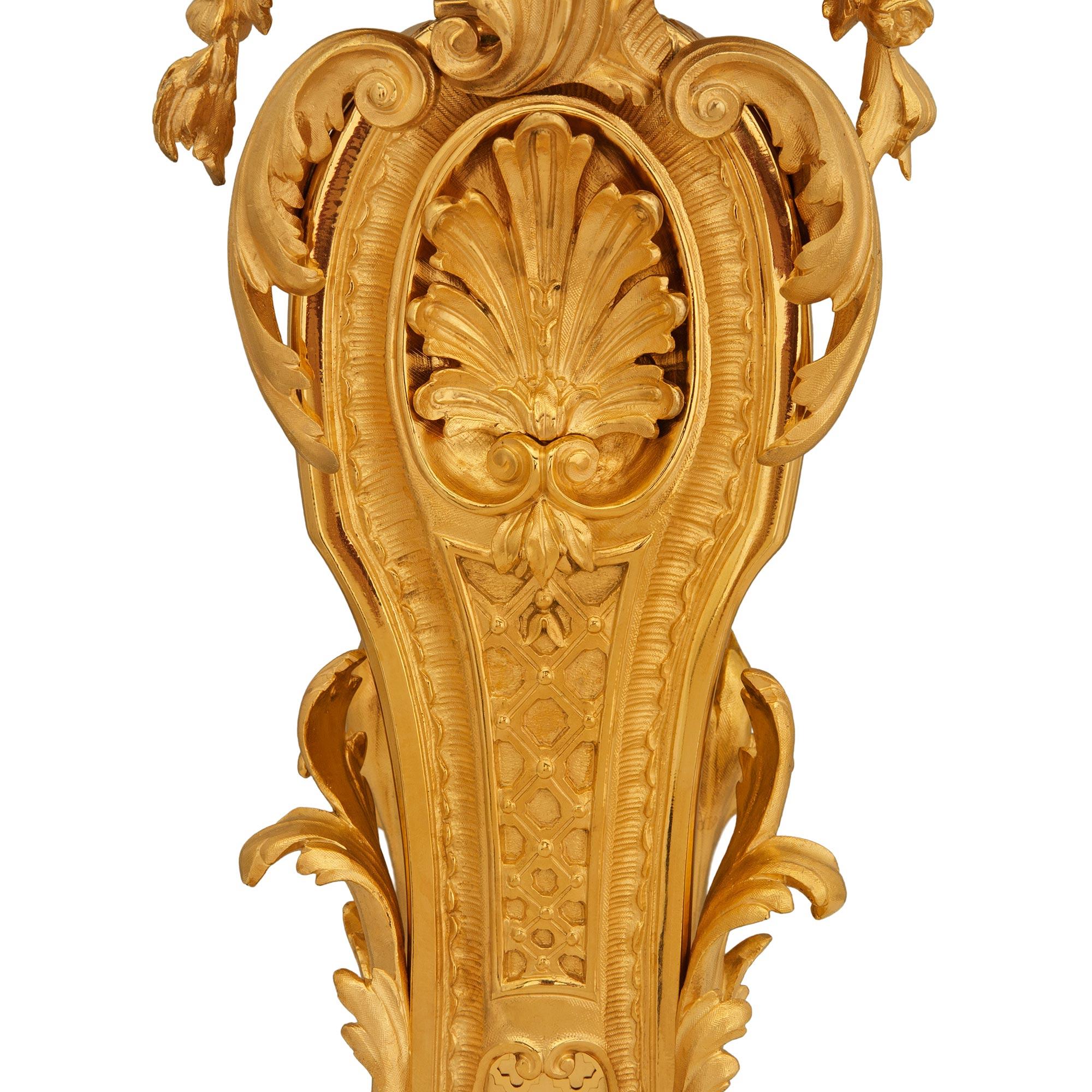 vera coppia di candelabri francesi del XIX secolo in stile Luigi XV in Ormolu in vendita 2