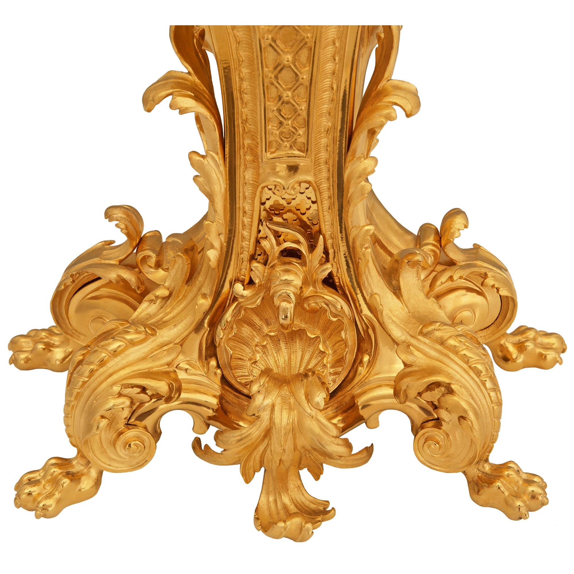 vera coppia di candelabri francesi del XIX secolo in stile Luigi XV in Ormolu in vendita 3