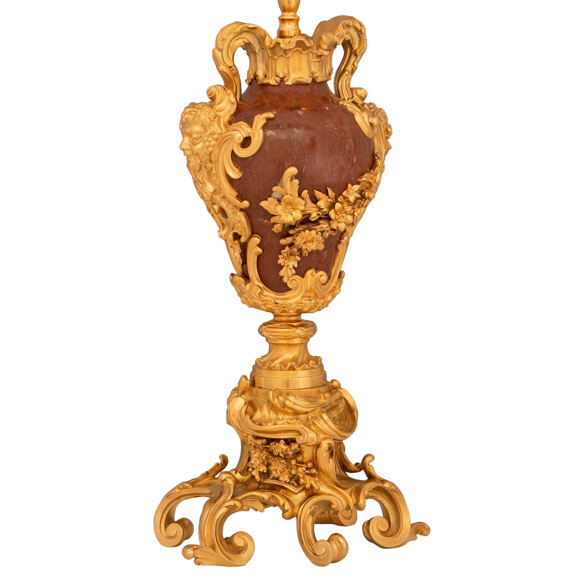 Français Paire de lampes anciennes Louis XV de St. Rosso du 19ème siècle en bronze doré en vente