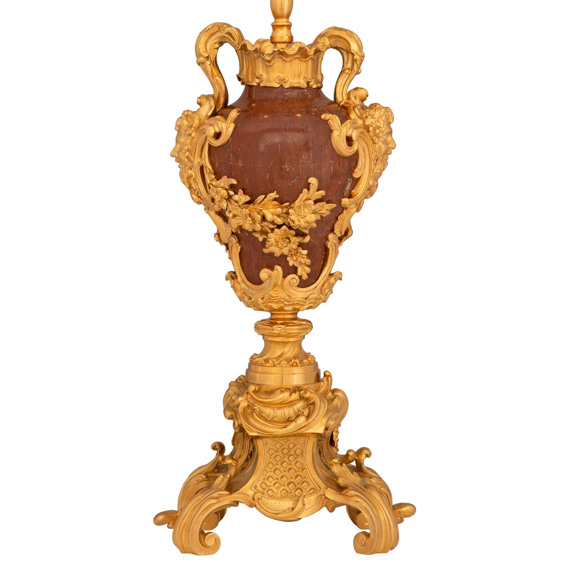 Pareja Verdadera De Lámparas Francesas Del Siglo XIX Luis XV St. Rosso Antico Y Ormolu siglo XIX en venta