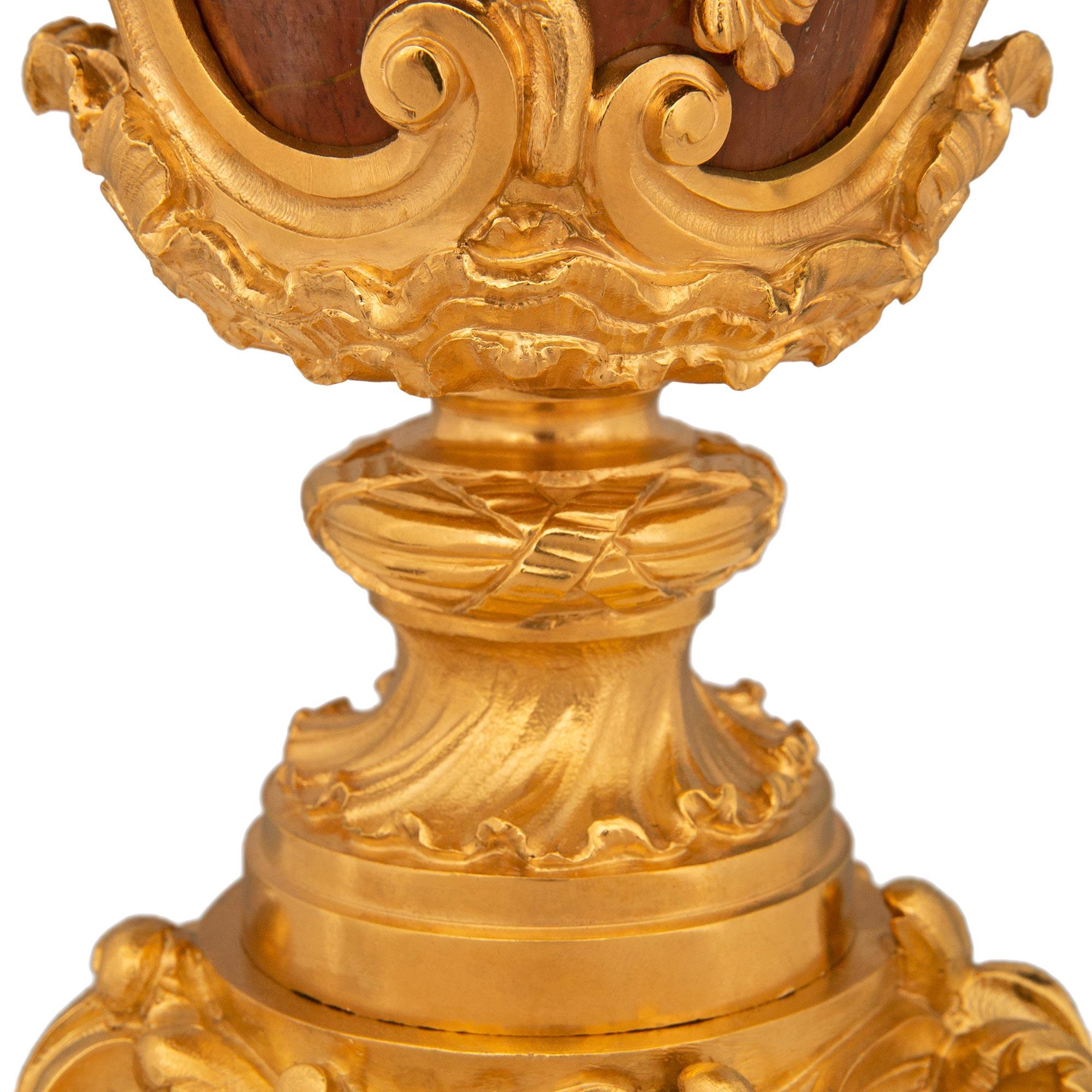 Paire de lampes anciennes Louis XV de St. Rosso du 19ème siècle en bronze doré en vente 1