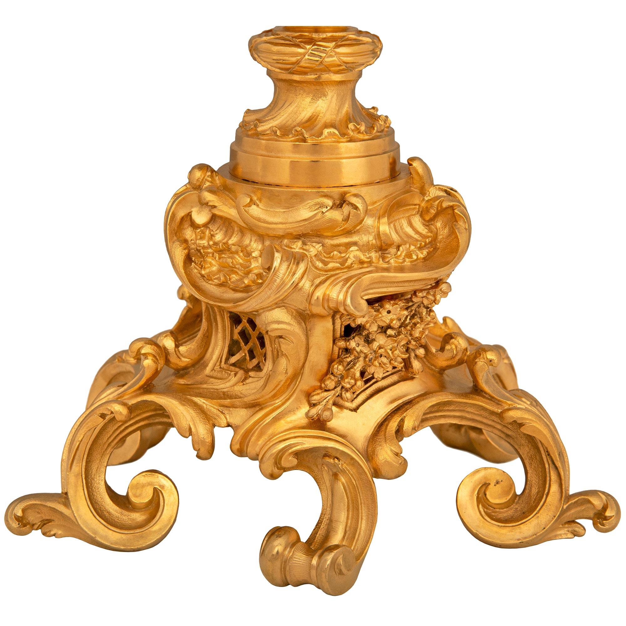 Paire de lampes anciennes Louis XV de St. Rosso du 19ème siècle en bronze doré en vente 2