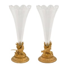 es Paar französische St. Baccarat-Kristall- und Goldbronze-Vasen im Stil Louis XVI. des 19. Jahrhunderts