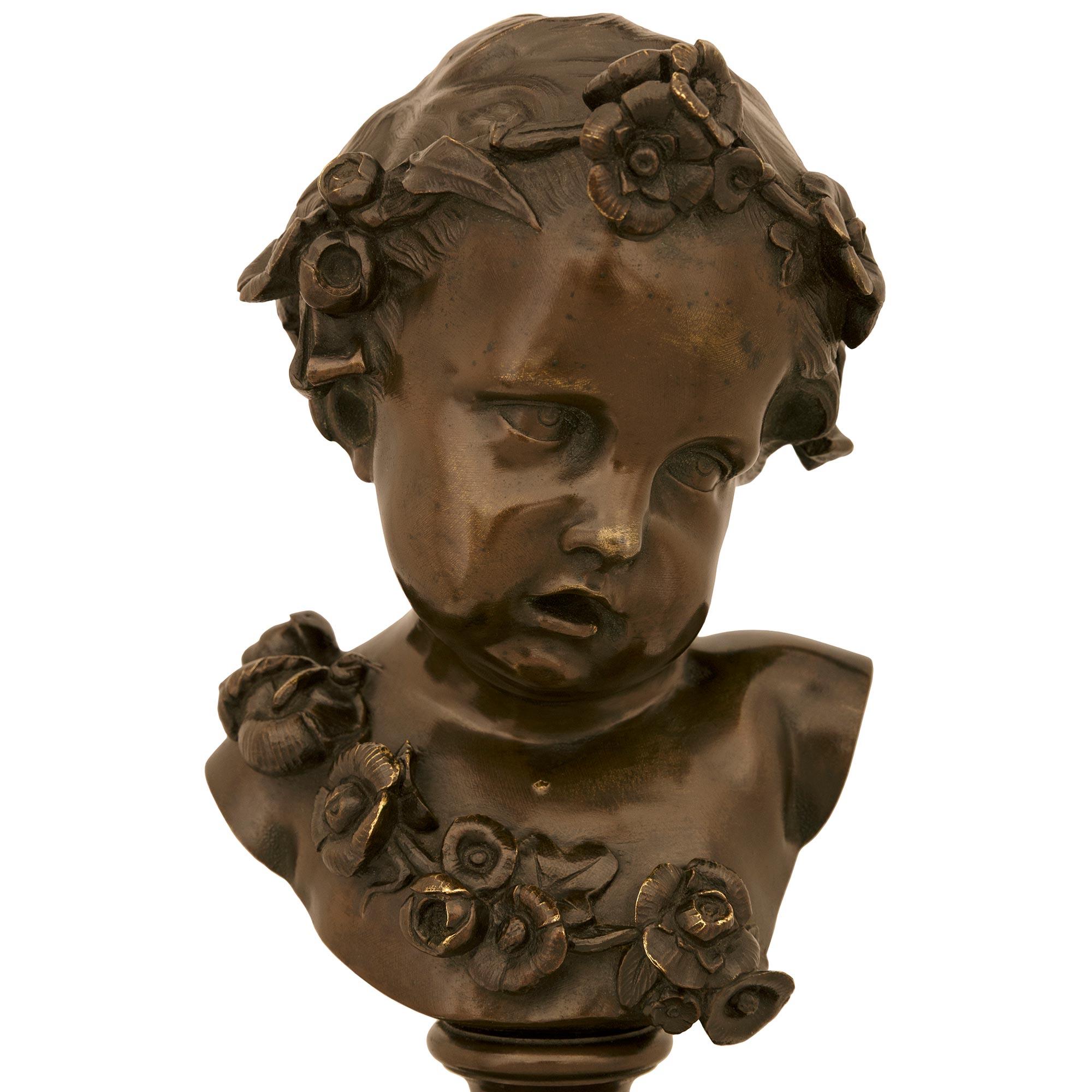 Bronzo vera coppia di busti francesi del XIX secolo in bronzo e marmo di stile Luigi XVI in vendita