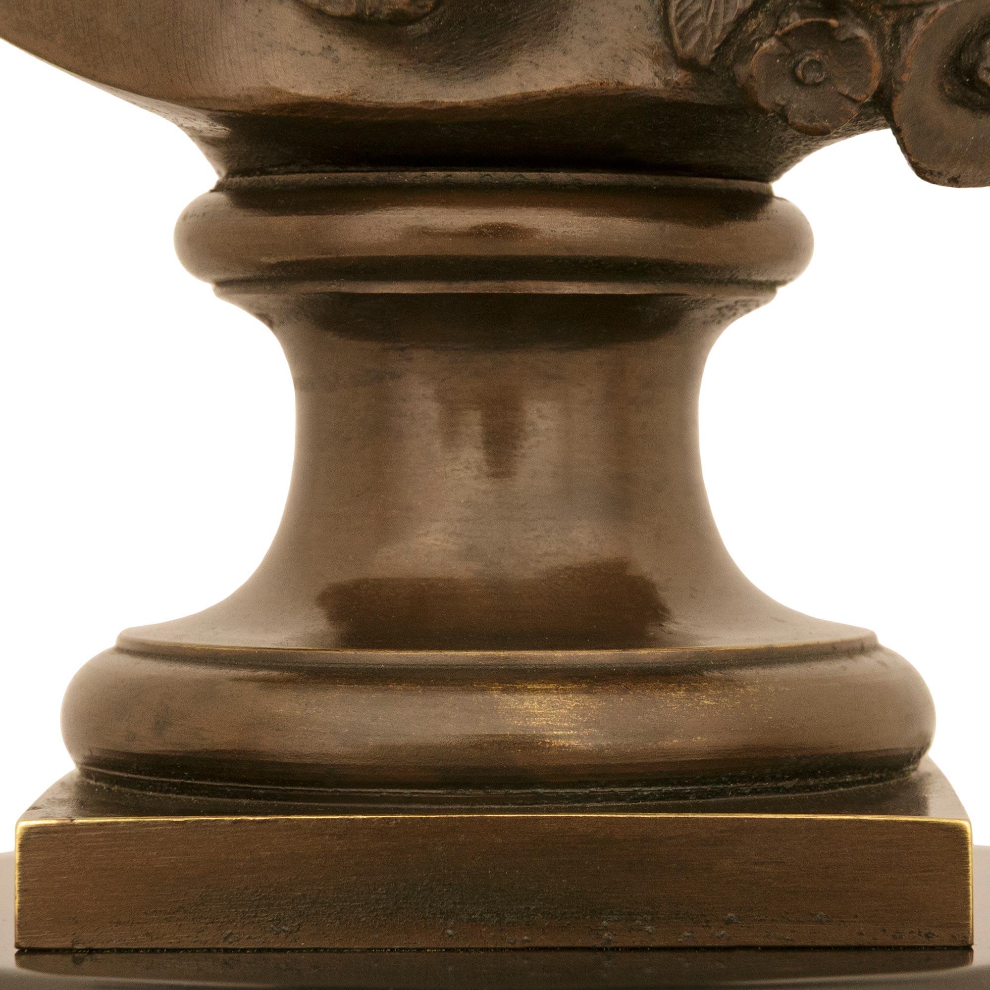 vera coppia di busti francesi del XIX secolo in bronzo e marmo di stile Luigi XVI in vendita 3