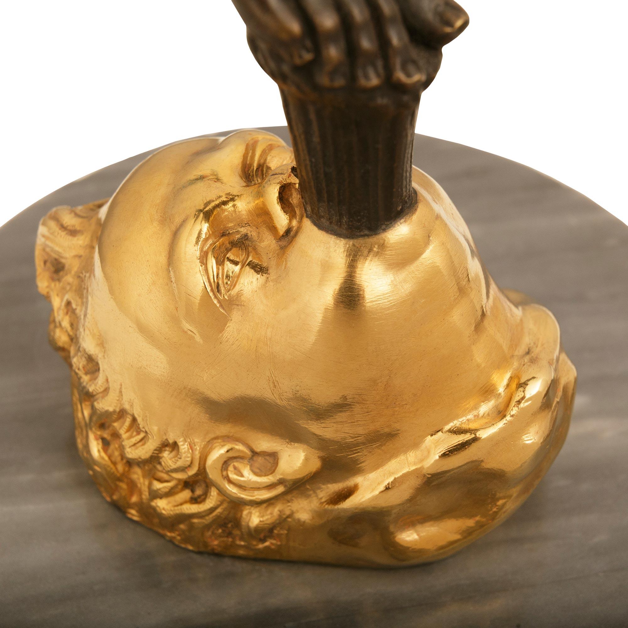 vera coppia di statue francesi del XIX secolo in bronzo, ormolu e marmo di epoca Luigi XVI in vendita 5