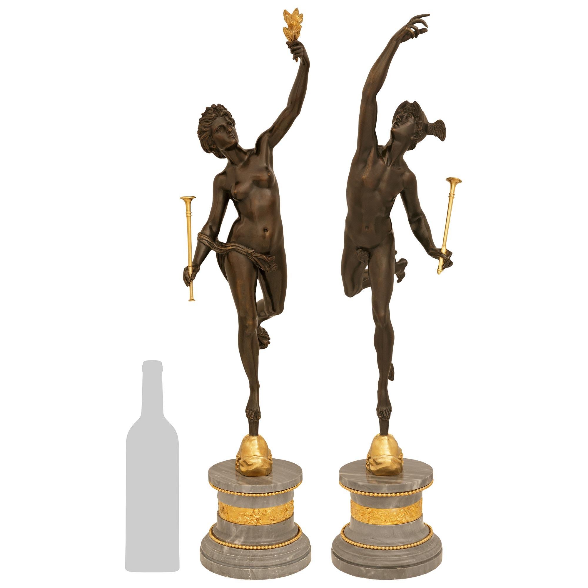Una splendida coppia di statue in bronzo patinato, Ormolu e marmo Gris St. Anne del XIX secolo di Mercurio e Fortuna, su modello di Louis-Guillaume Fulconis. Ogni splendida statua è sollevata da una base circolare a gradini in marmo Gris St. Anne
