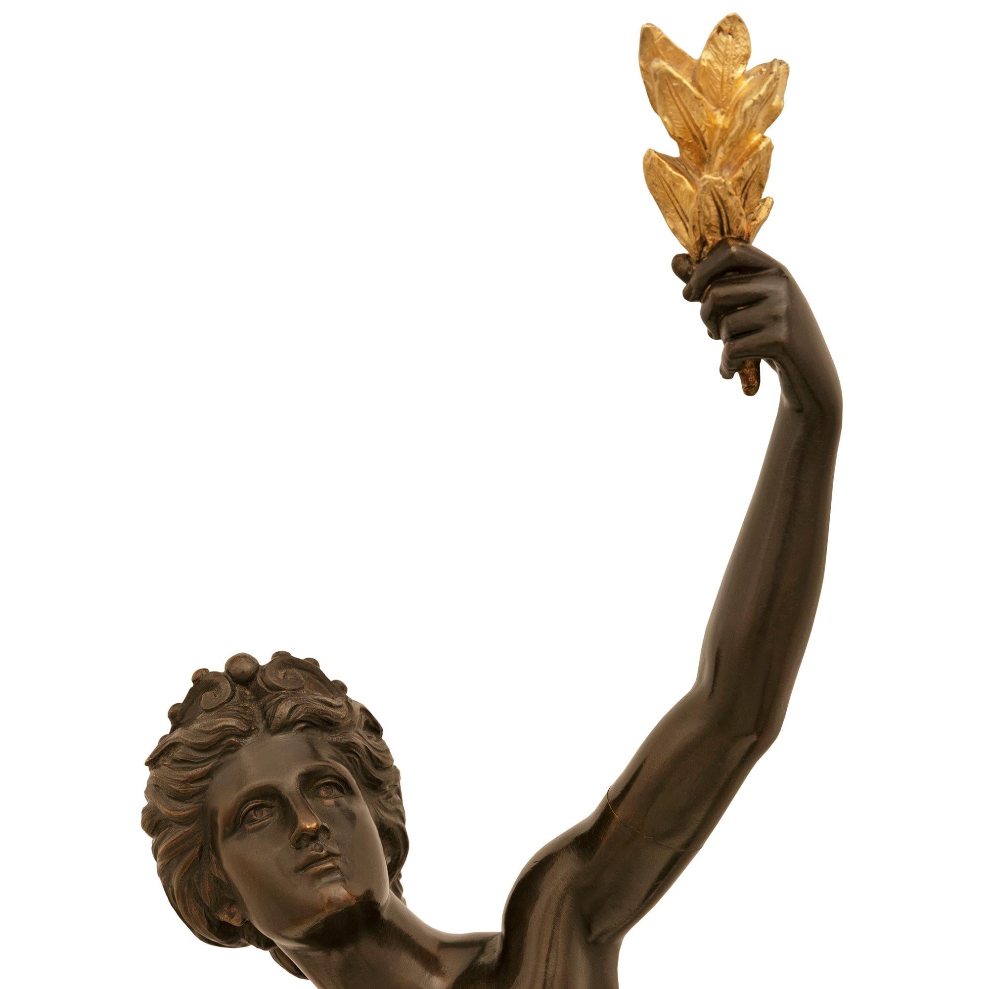 Bronzo vera coppia di statue francesi del XIX secolo in bronzo, ormolu e marmo di epoca Luigi XVI in vendita