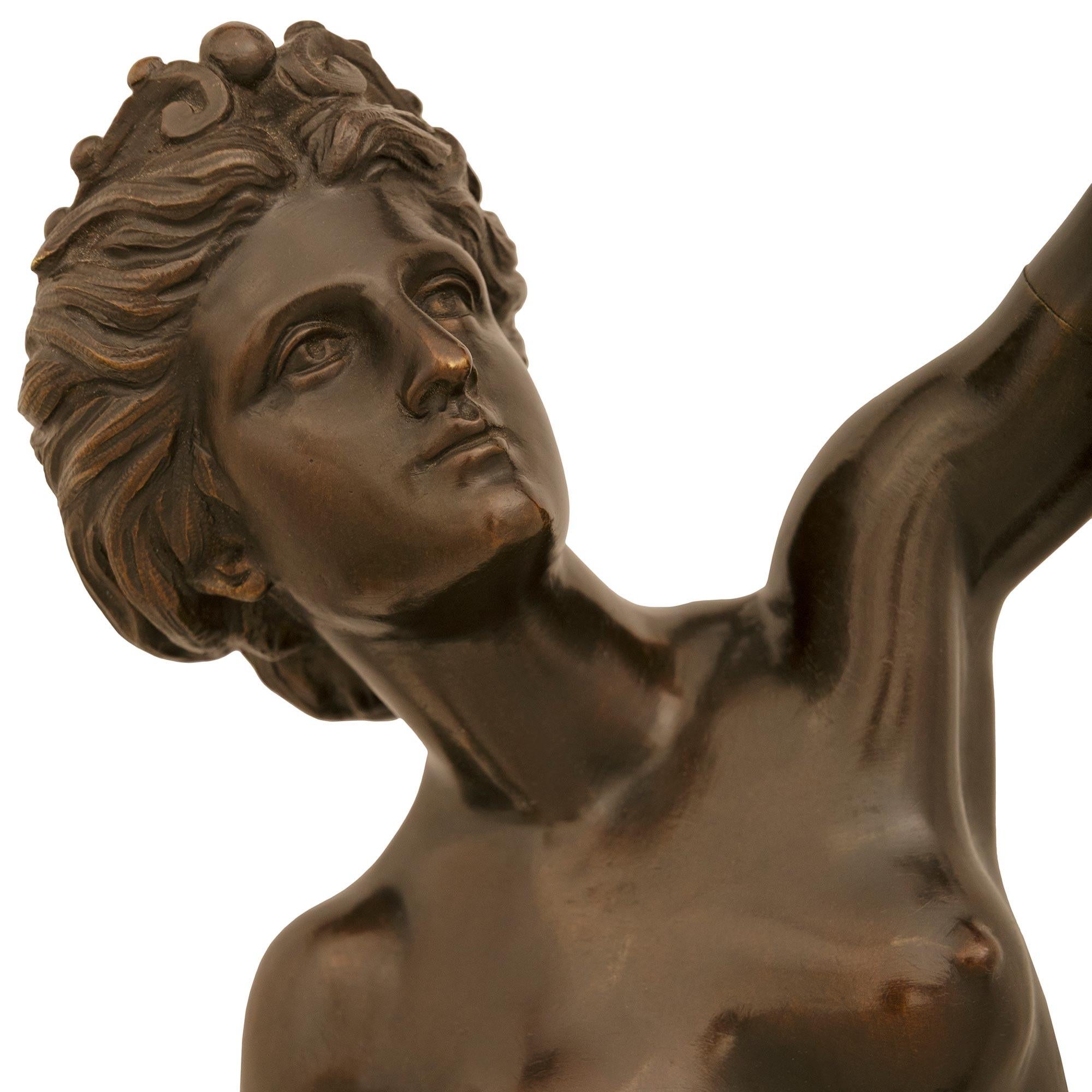 vera coppia di statue francesi del XIX secolo in bronzo, ormolu e marmo di epoca Luigi XVI in vendita 1