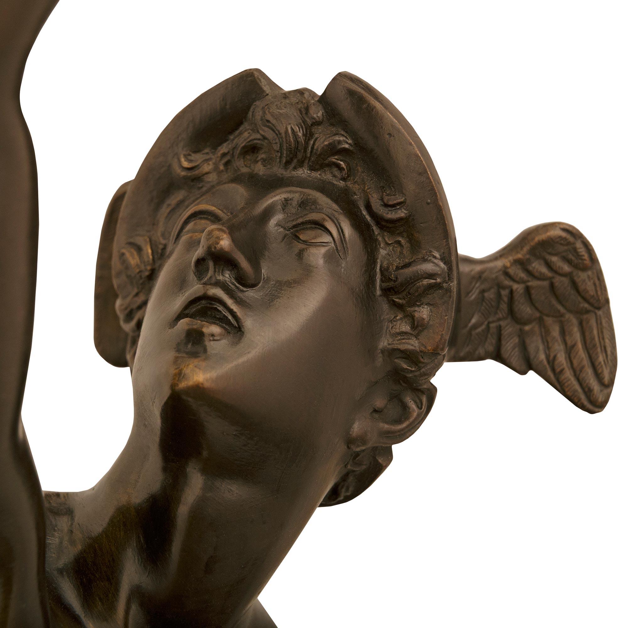 vera coppia di statue francesi del XIX secolo in bronzo, ormolu e marmo di epoca Luigi XVI in vendita 2
