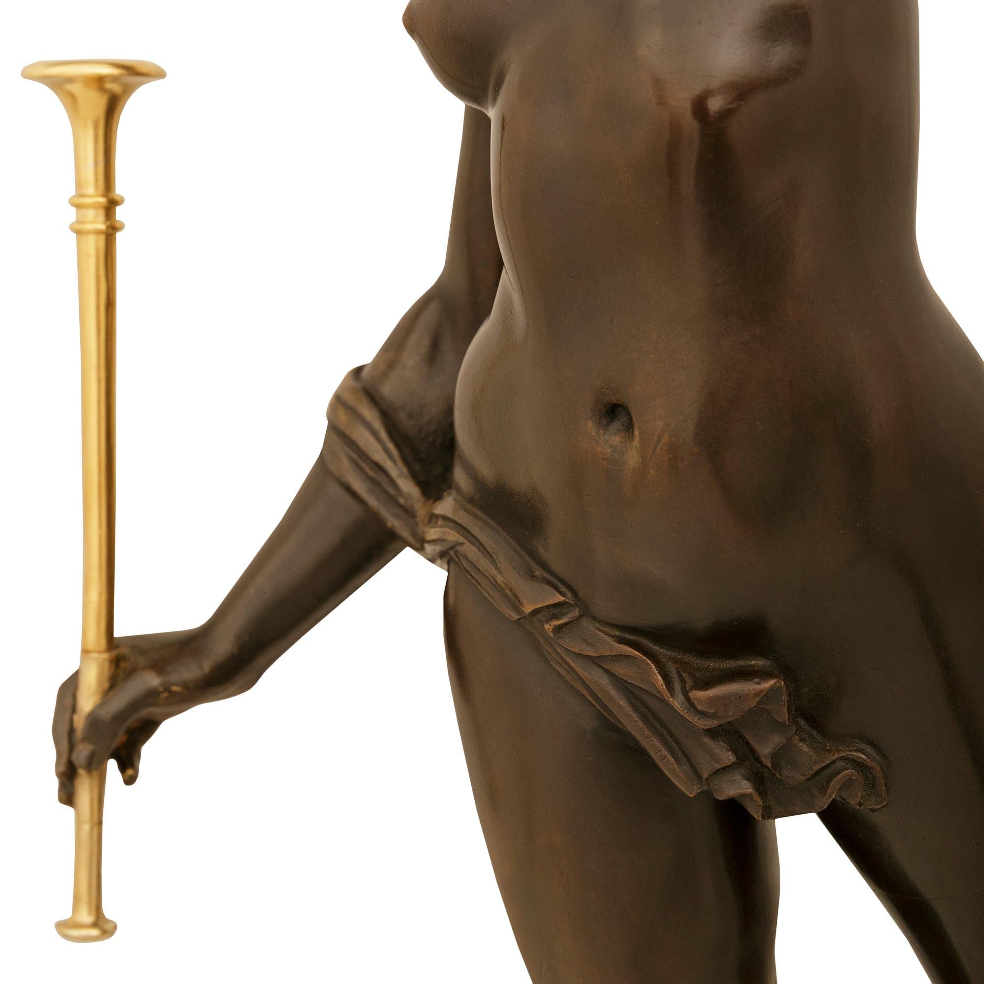 vera coppia di statue francesi del XIX secolo in bronzo, ormolu e marmo di epoca Luigi XVI in vendita 3