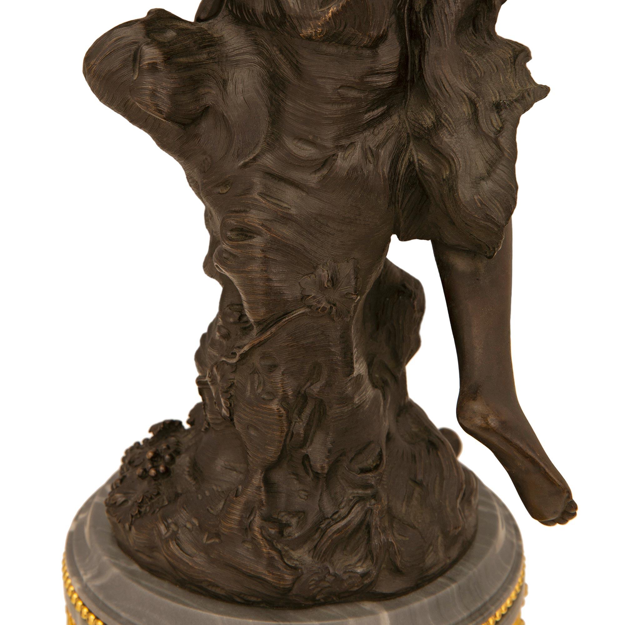 Paar französische Louis-XVI-Statuen aus Bronze, Goldbronze und Marmor aus dem 19. Jahrhundert im Angebot 3
