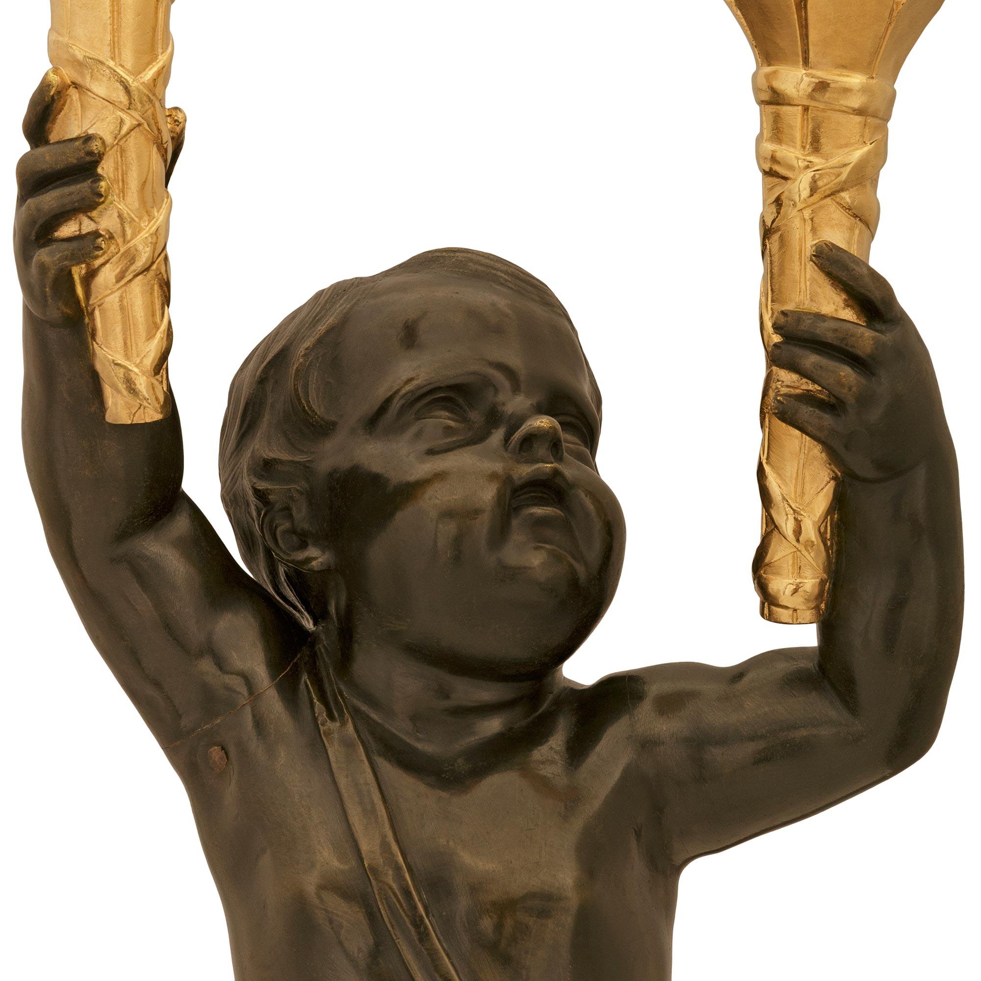 verdadero par de lámparas francesas del siglo XIX de estilo Luis XVI de bronce, ormolu y mármol en venta 1