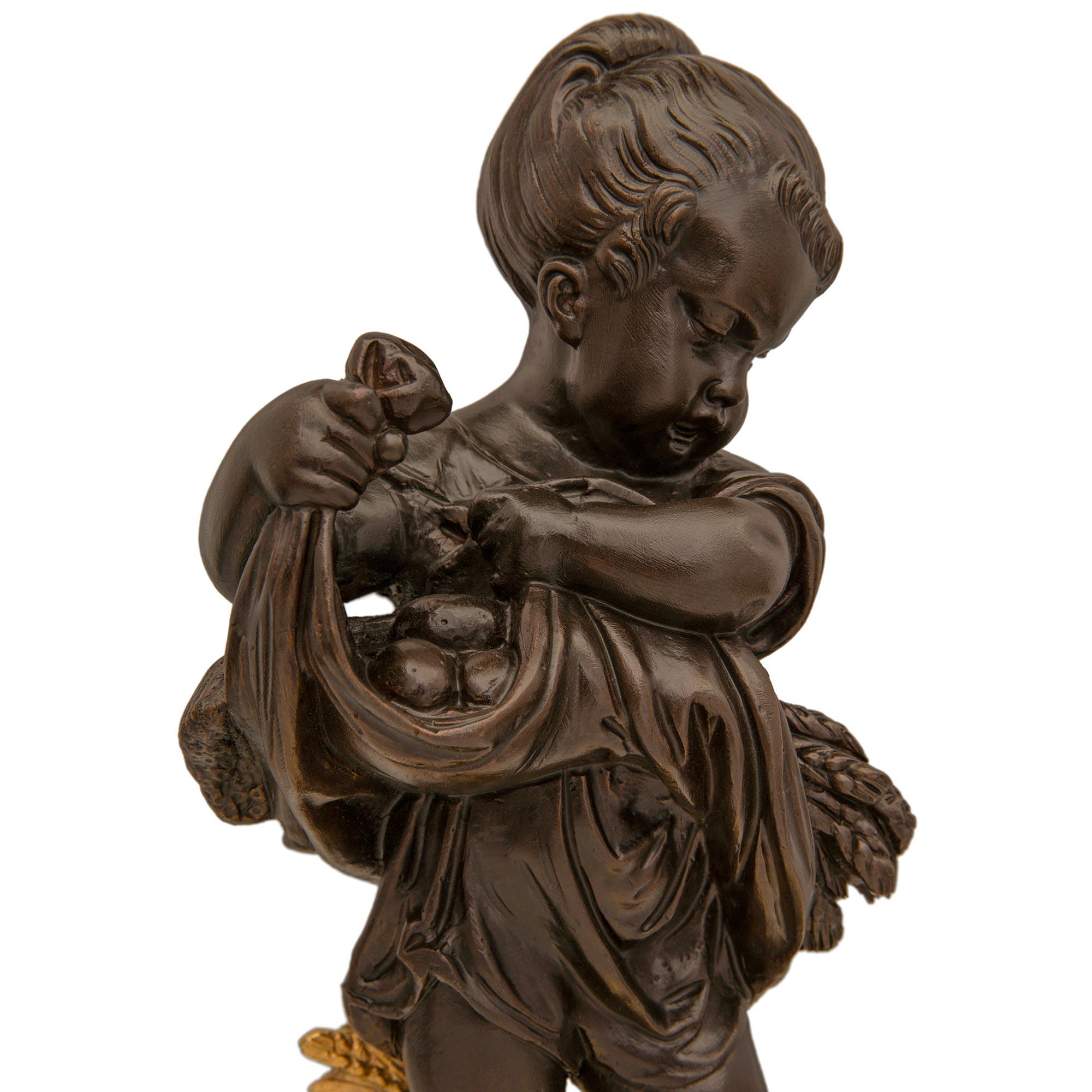 es Paar französische Louis-XVI-Statuen aus Bronze und Goldbronze aus dem 19. Jahrhundert (Patiniert) im Angebot