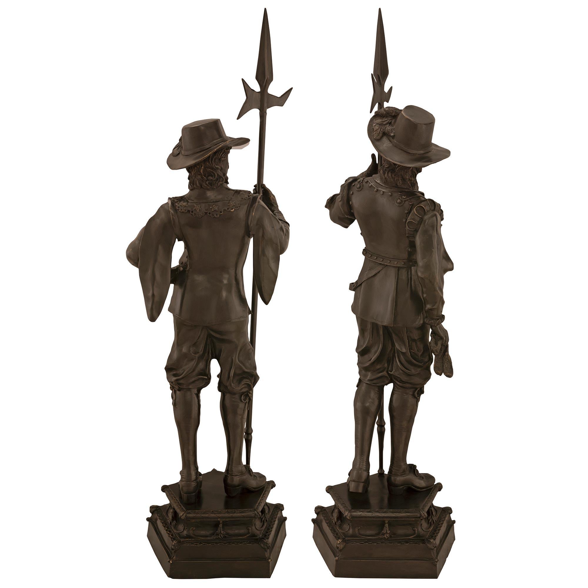 es Paar französische Louis-XVI-Bronzestatuen von Soldaten aus dem 19. Jahrhundert im Angebot 8