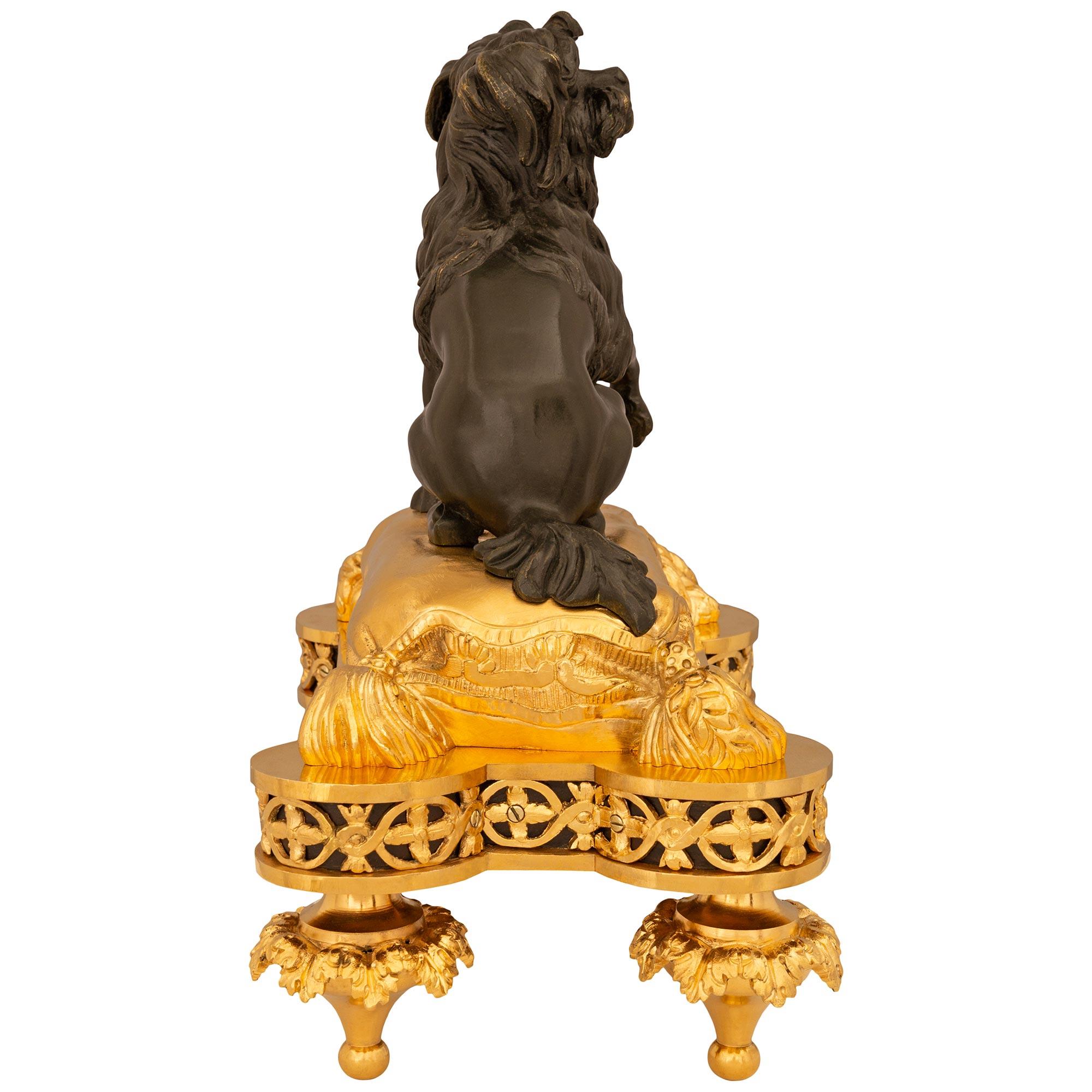 Patinato Coppia di androni francesi del XIX secolo in stile Luigi XVI con ormolatura e bronzo in vendita