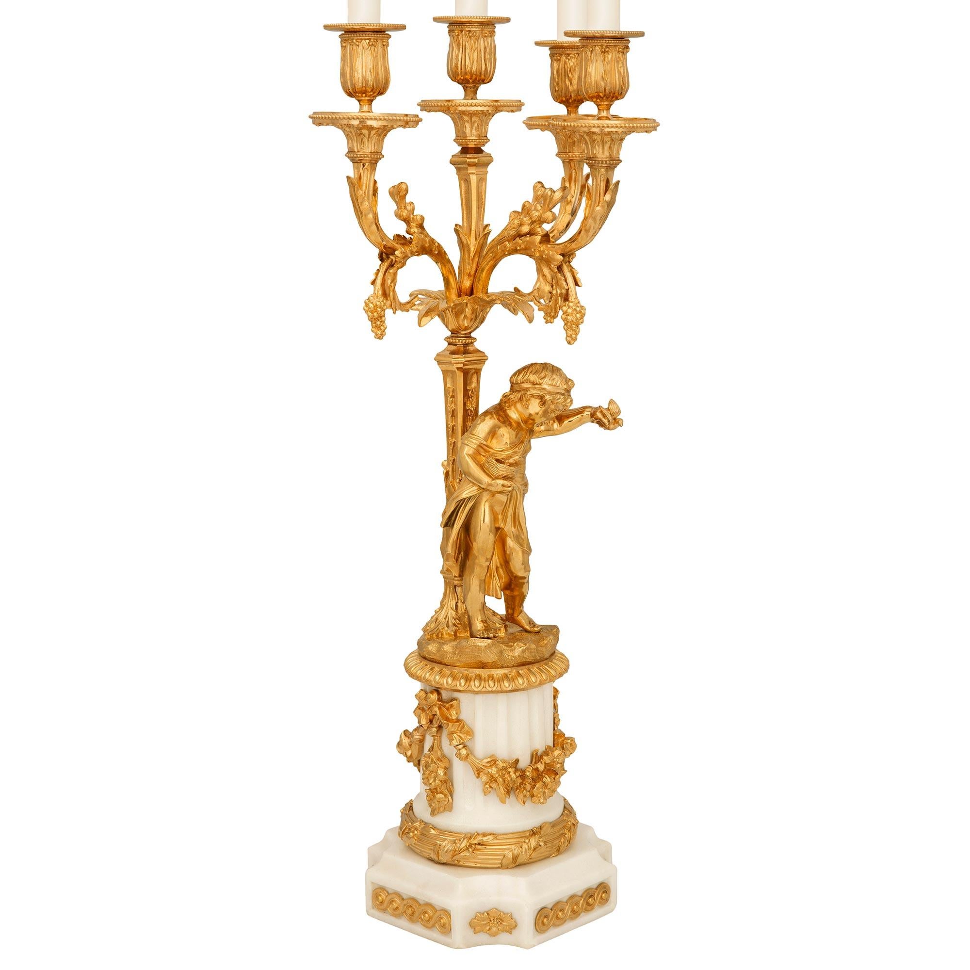 Francese vera coppia di candelabri francesi del XIX secolo di stile Luigi XVI in ormolu e marmo in vendita
