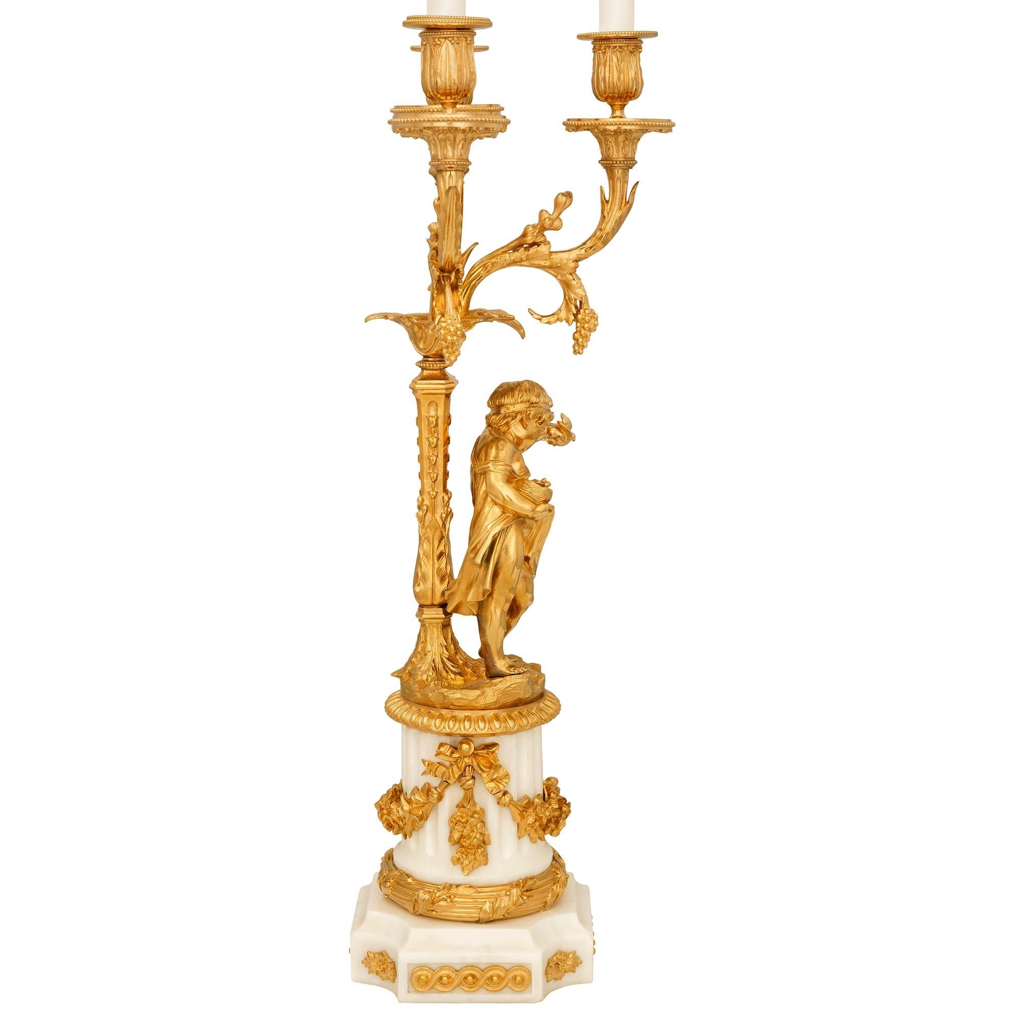 vera coppia di candelabri francesi del XIX secolo di stile Luigi XVI in ormolu e marmo In condizioni buone in vendita a West Palm Beach, FL