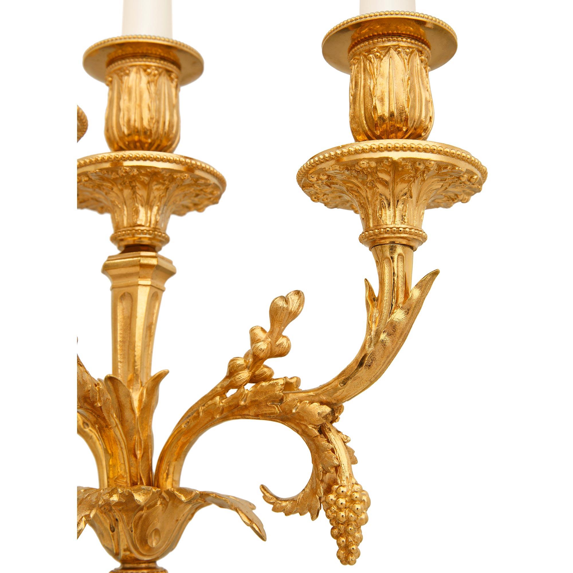 Similoro vera coppia di candelabri francesi del XIX secolo di stile Luigi XVI in ormolu e marmo in vendita