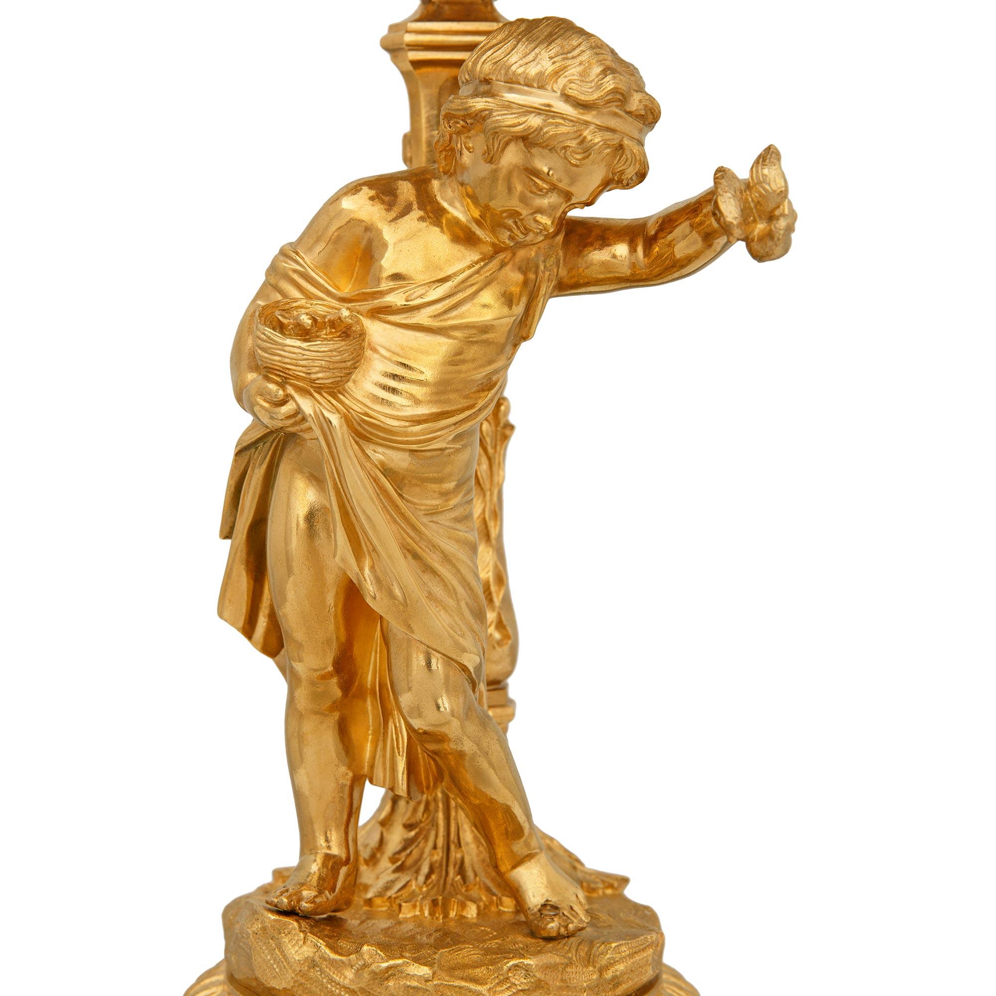 vera coppia di candelabri francesi del XIX secolo di stile Luigi XVI in ormolu e marmo in vendita 1