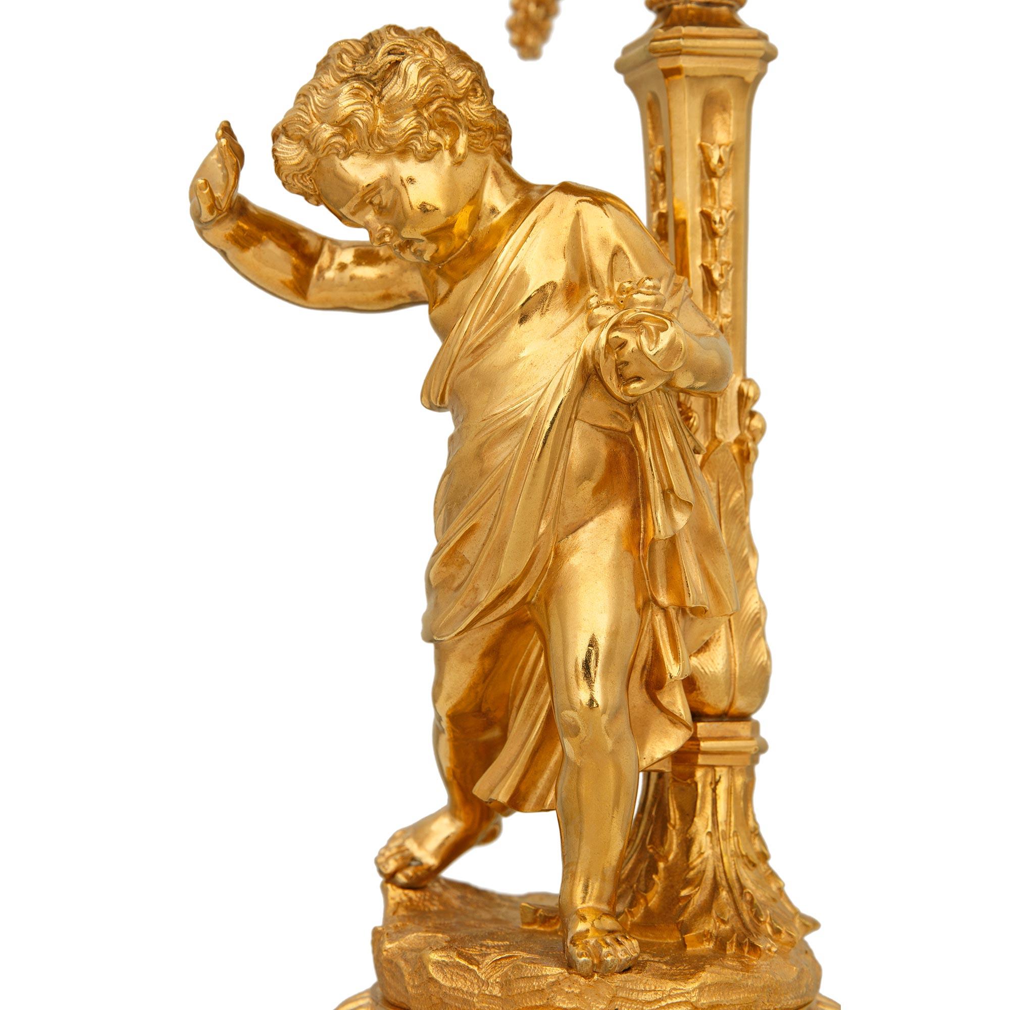 vera coppia di candelabri francesi del XIX secolo di stile Luigi XVI in ormolu e marmo in vendita 2