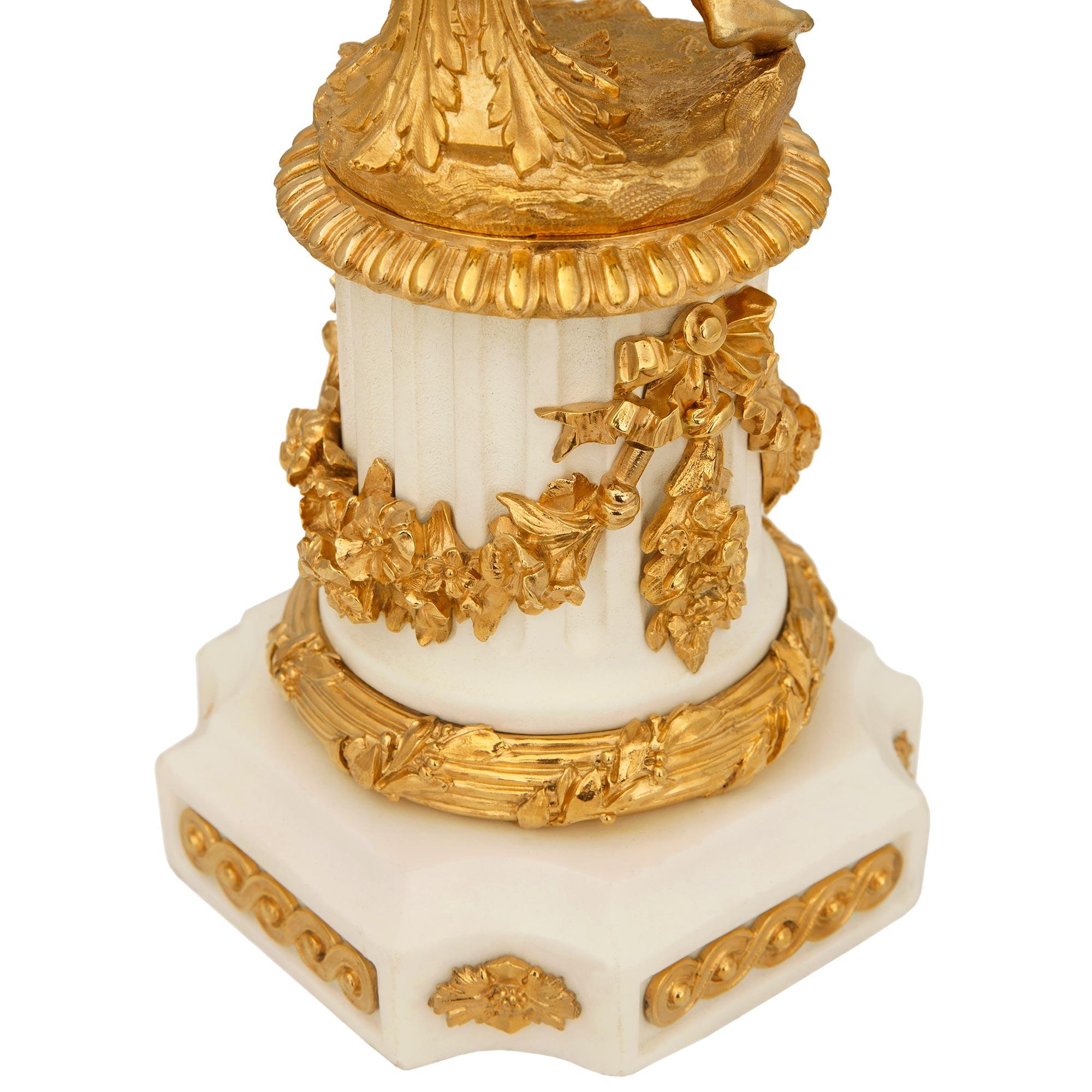 vera coppia di candelabri francesi del XIX secolo di stile Luigi XVI in ormolu e marmo in vendita 3