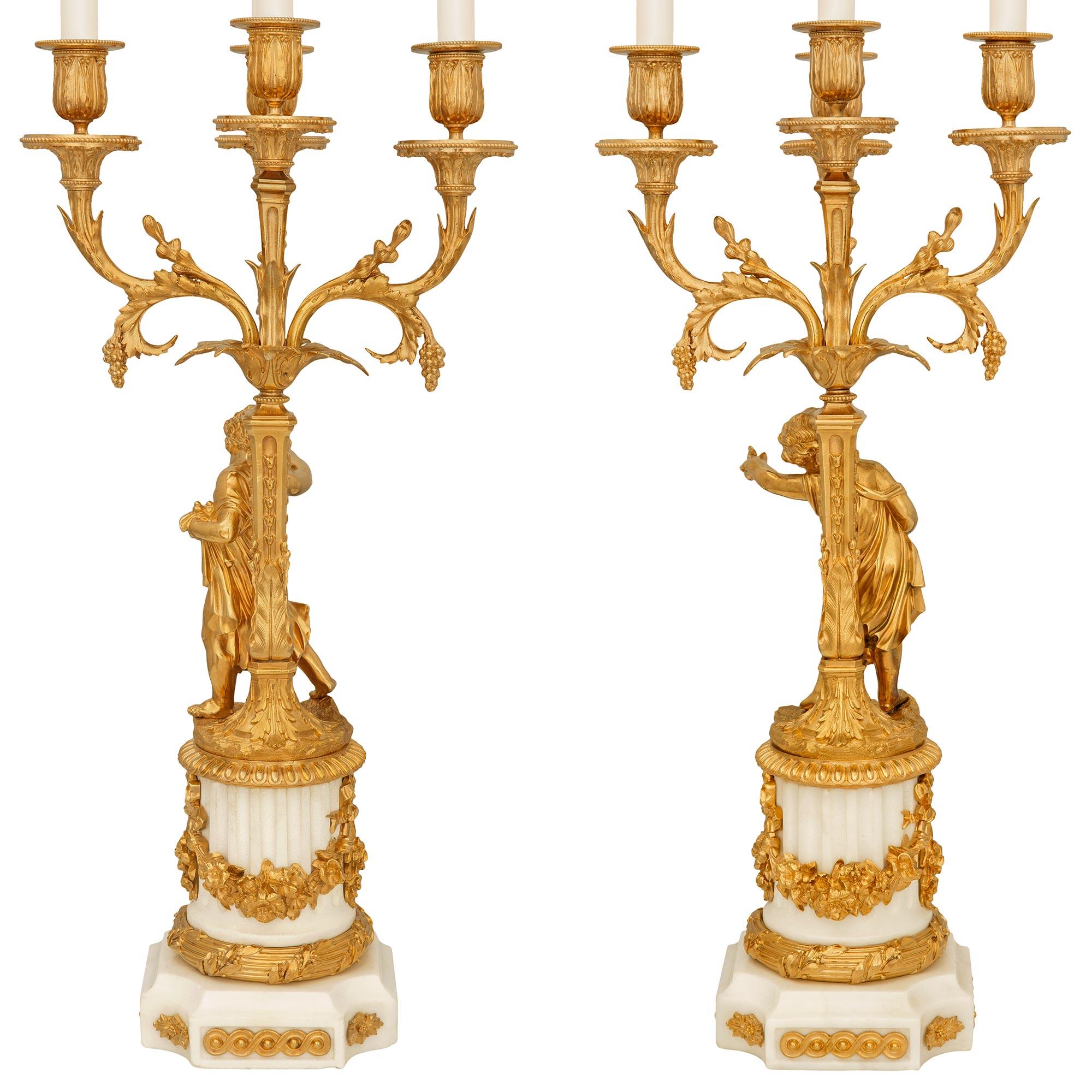 vera coppia di candelabri francesi del XIX secolo di stile Luigi XVI in ormolu e marmo in vendita 4