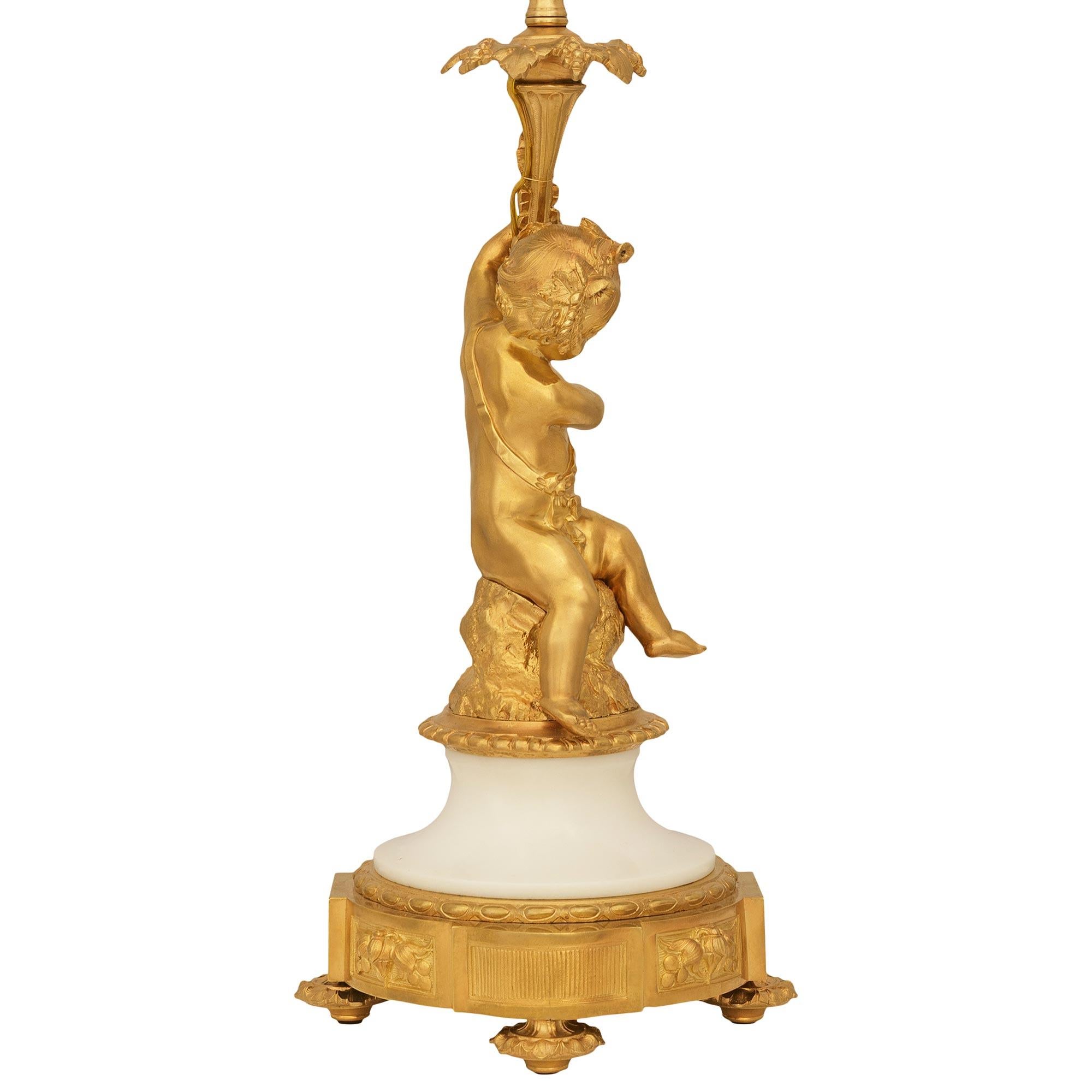 Coppia di lampade francesi del XIX secolo in stile Luigi XVI con ormolatura e marmo In condizioni buone in vendita a West Palm Beach, FL