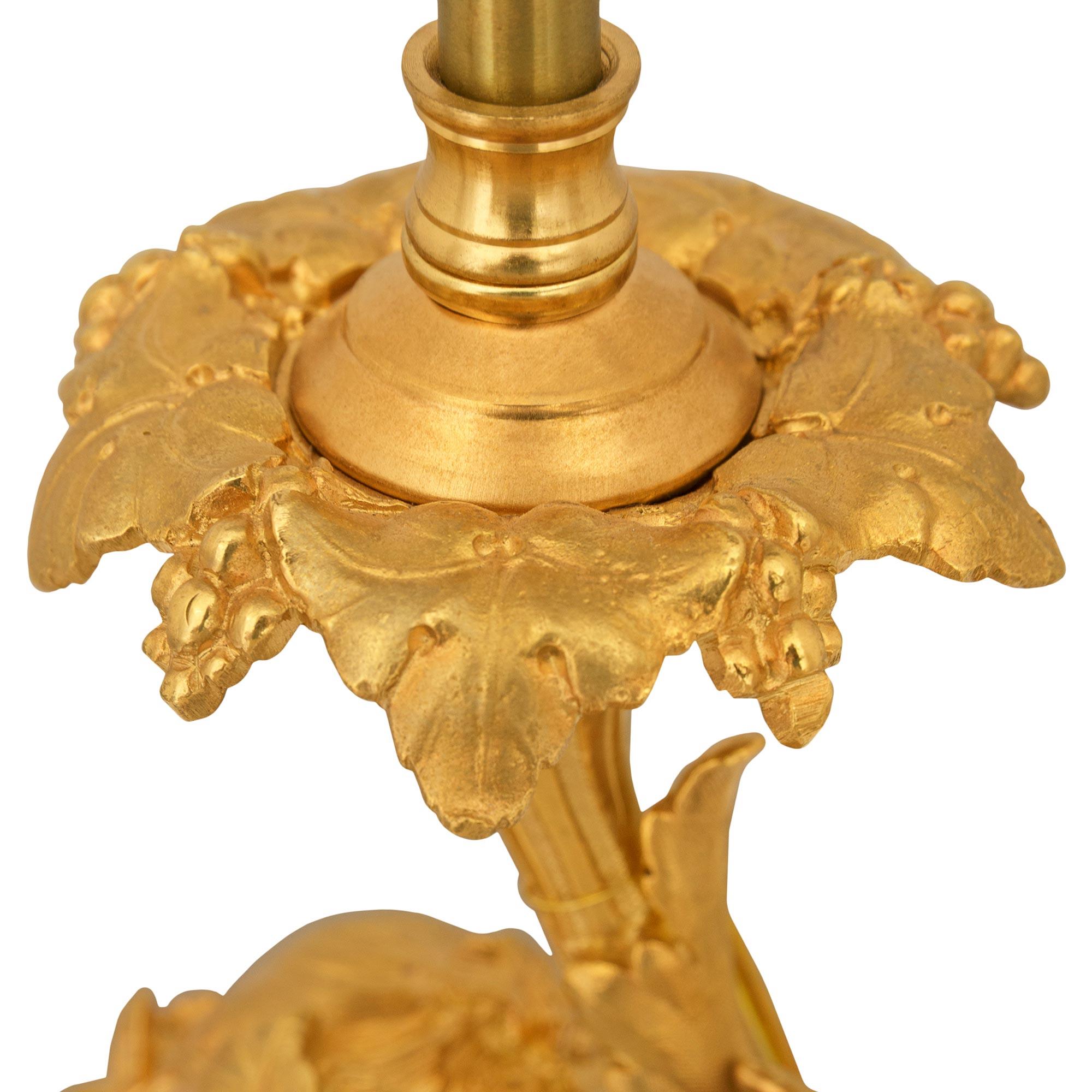 Similoro Coppia di lampade francesi del XIX secolo in stile Luigi XVI con ormolatura e marmo in vendita