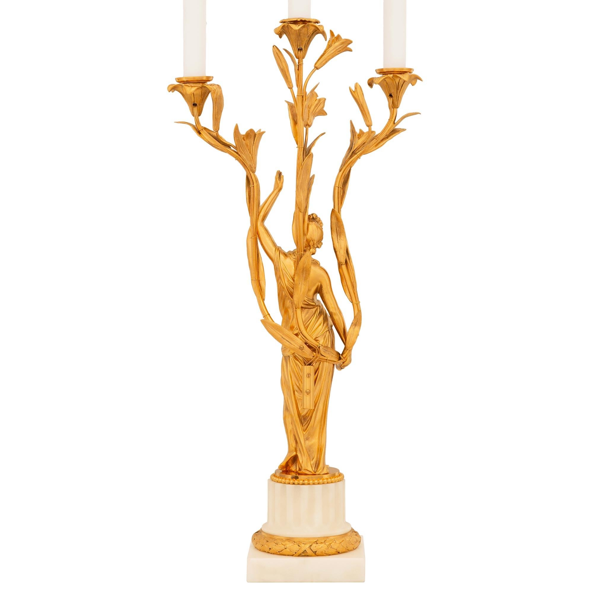 Similoro vera coppia di lampade francesi del XIX secolo in stile Luigi XVI in ormolu e marmo in vendita