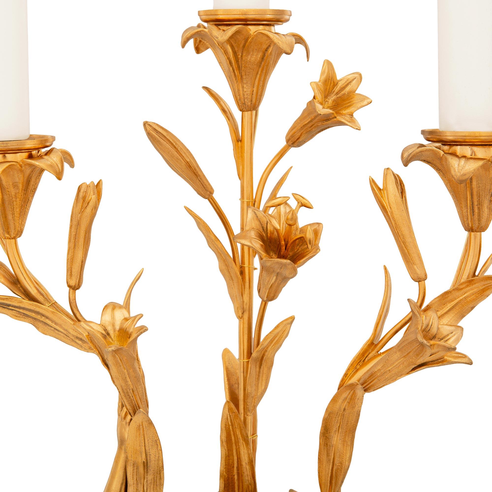 vera coppia di lampade francesi del XIX secolo in stile Luigi XVI in ormolu e marmo in vendita 1