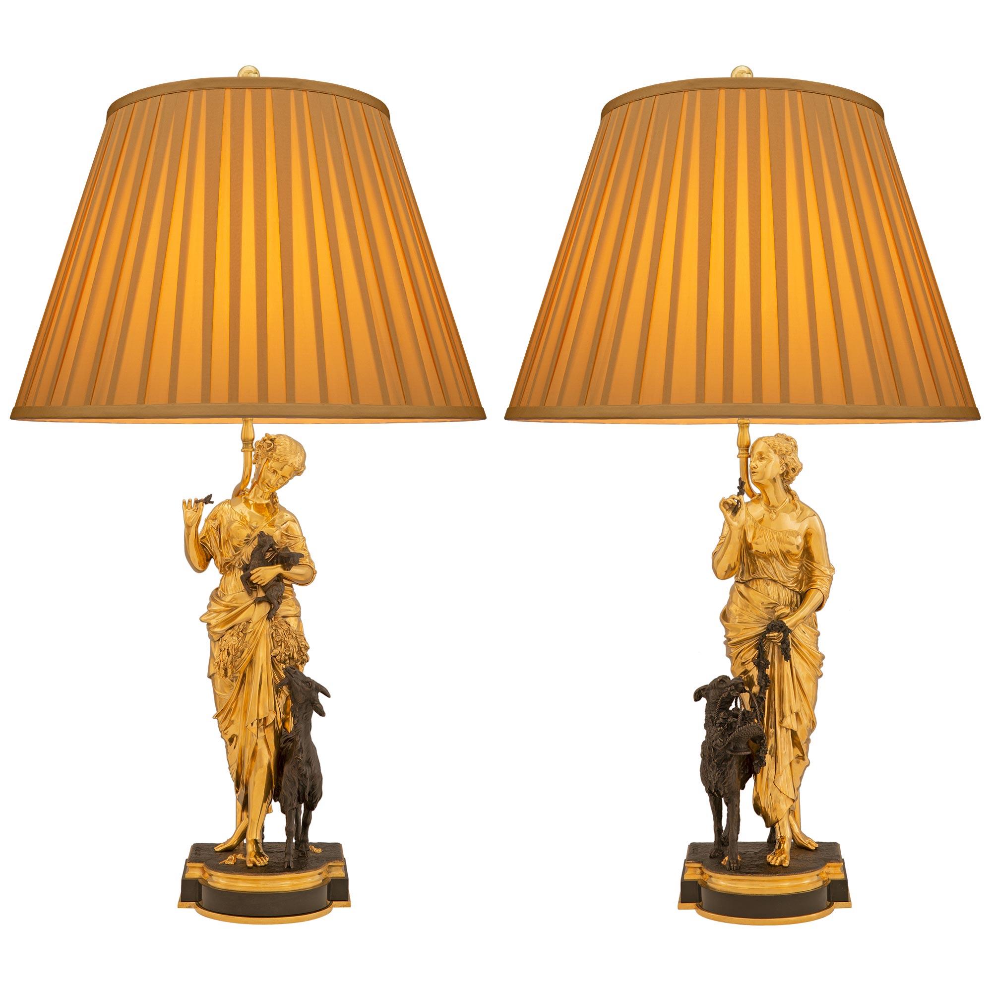 es Paar französische Louis-XVI-Lampen aus Goldbronze und patinierter Bronze, 19. Jahrhundert im Angebot 4