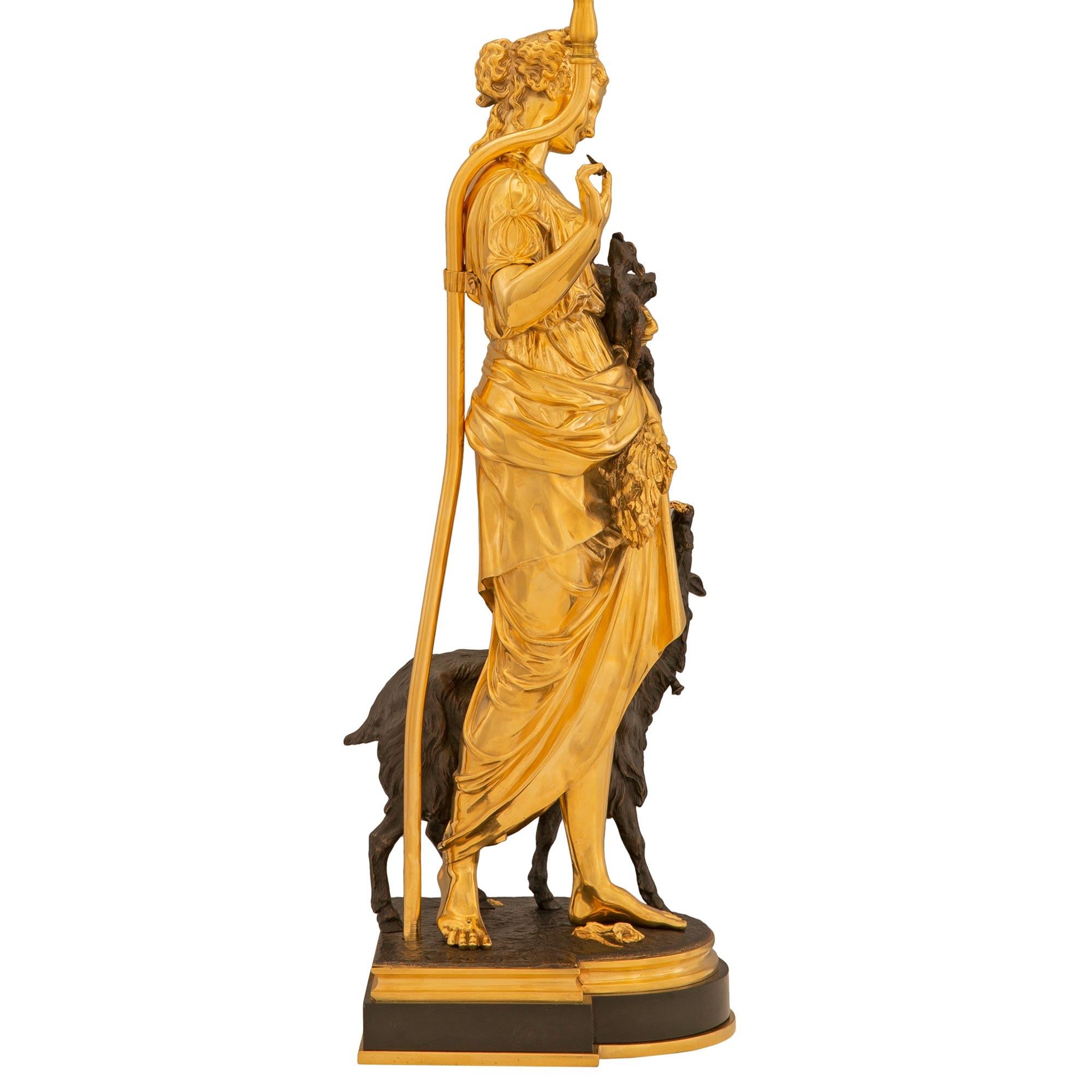 Français Paire de véritables lampes françaises Louis XVI du 19ème siècle en bronze patiné et ormolu en vente