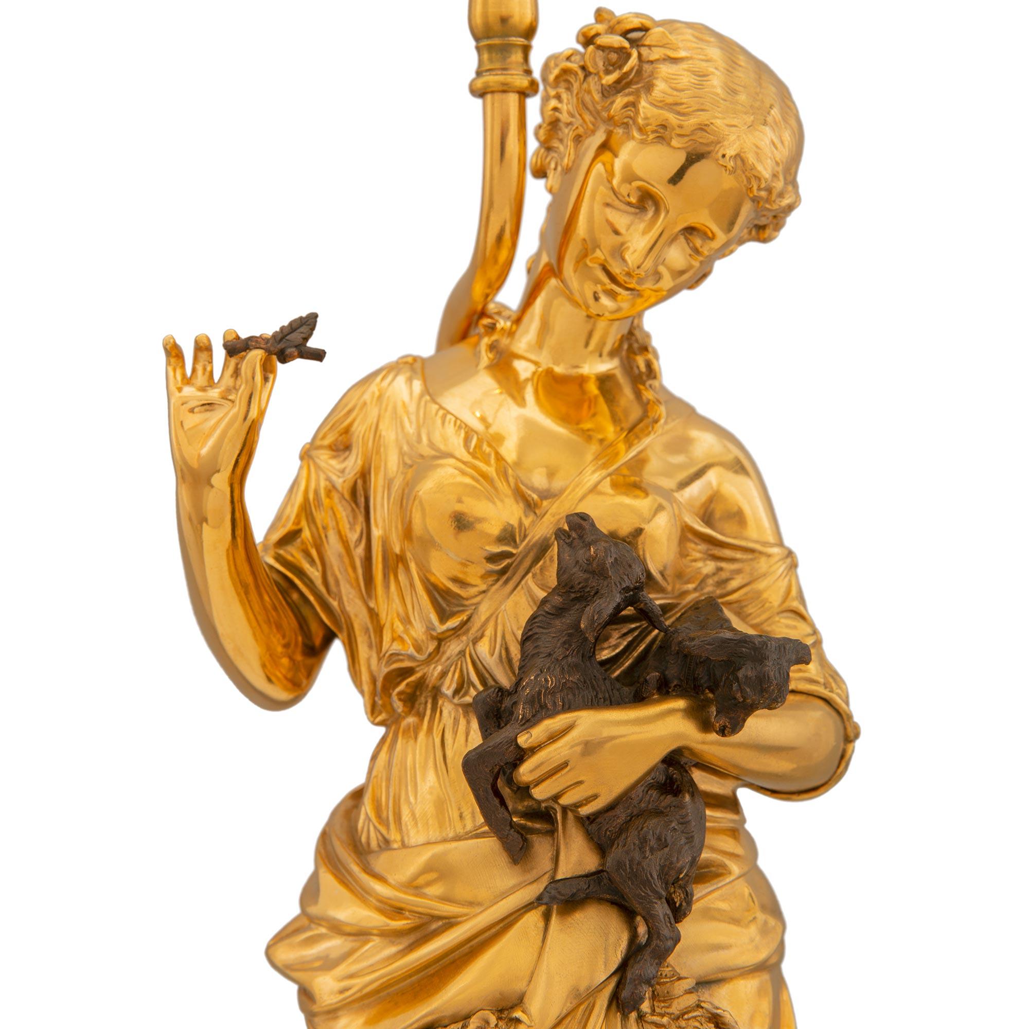 es Paar französische Louis-XVI-Lampen aus Goldbronze und patinierter Bronze, 19. Jahrhundert (Patiniert) im Angebot